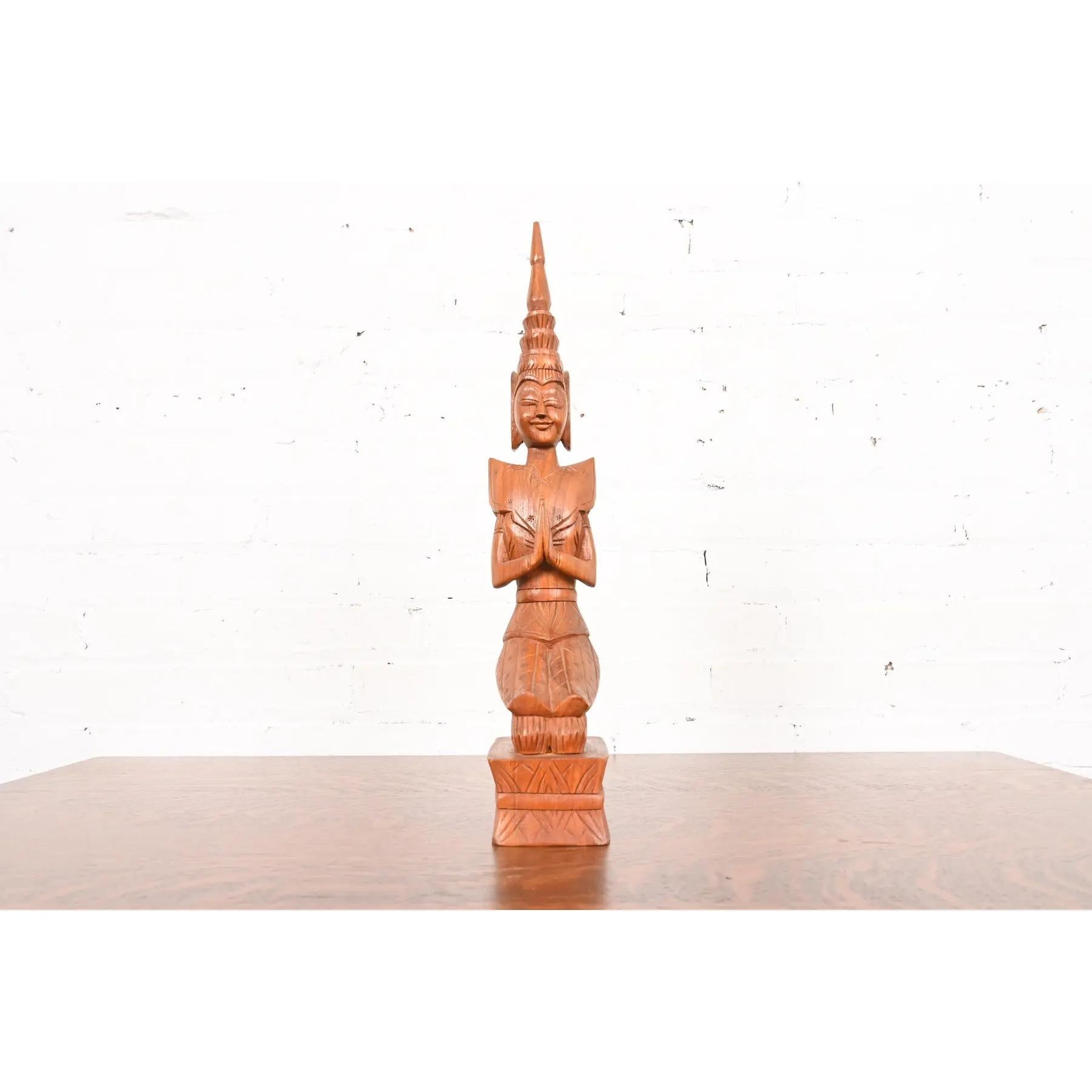 Arte popolare Scultura vintage in teak thailandese Theppanom intagliata a mano in vendita