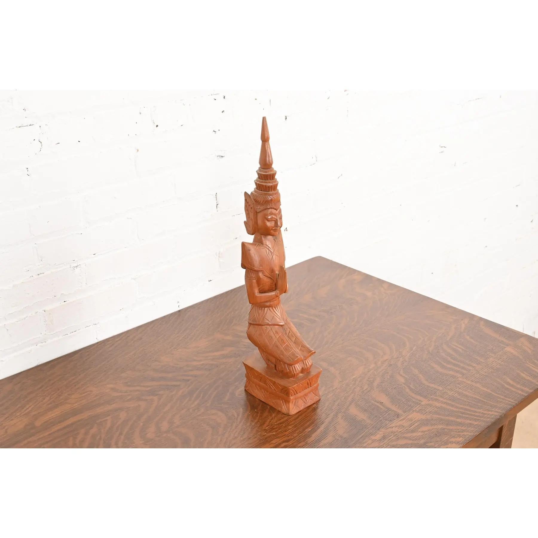 Thailandese Scultura vintage in teak thailandese Theppanom intagliata a mano in vendita