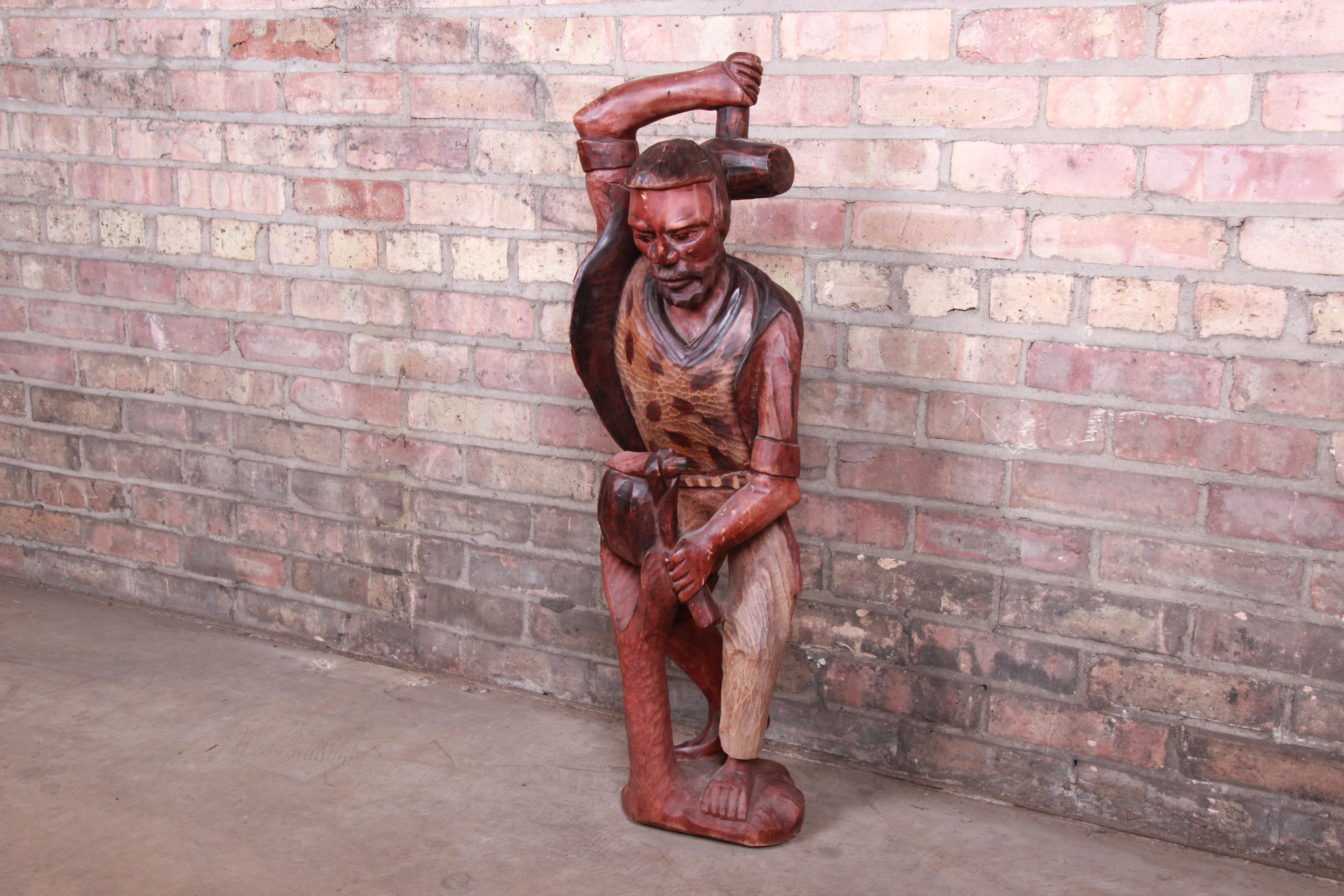 Einzigartige handgeschnitzte Holzstatue eines Schmiedes

20. Jahrhundert

Maße: 11