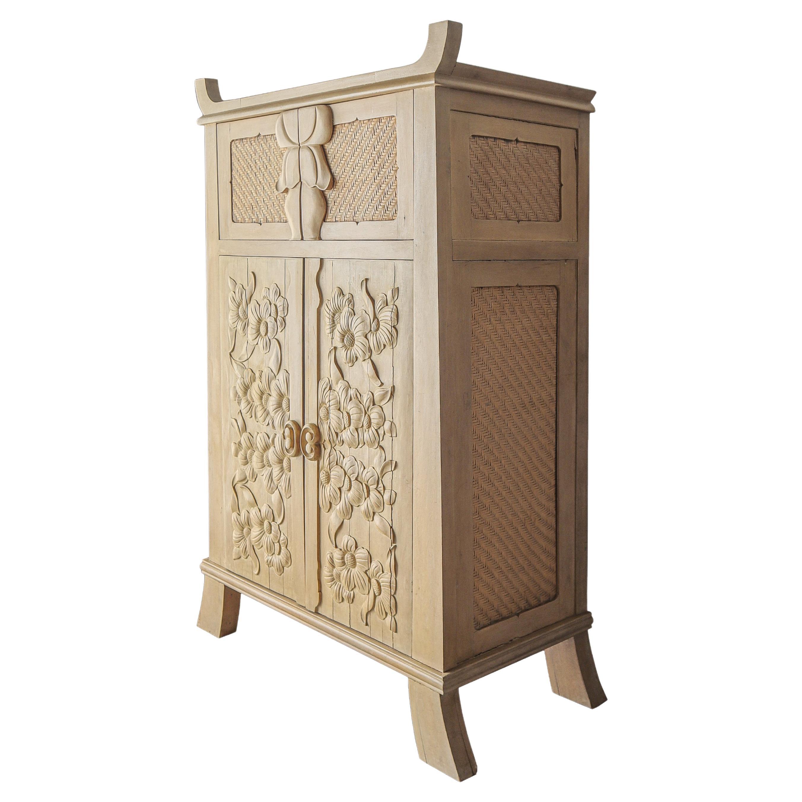 Cabinet vintage en relief floral en bois sculpté à la main