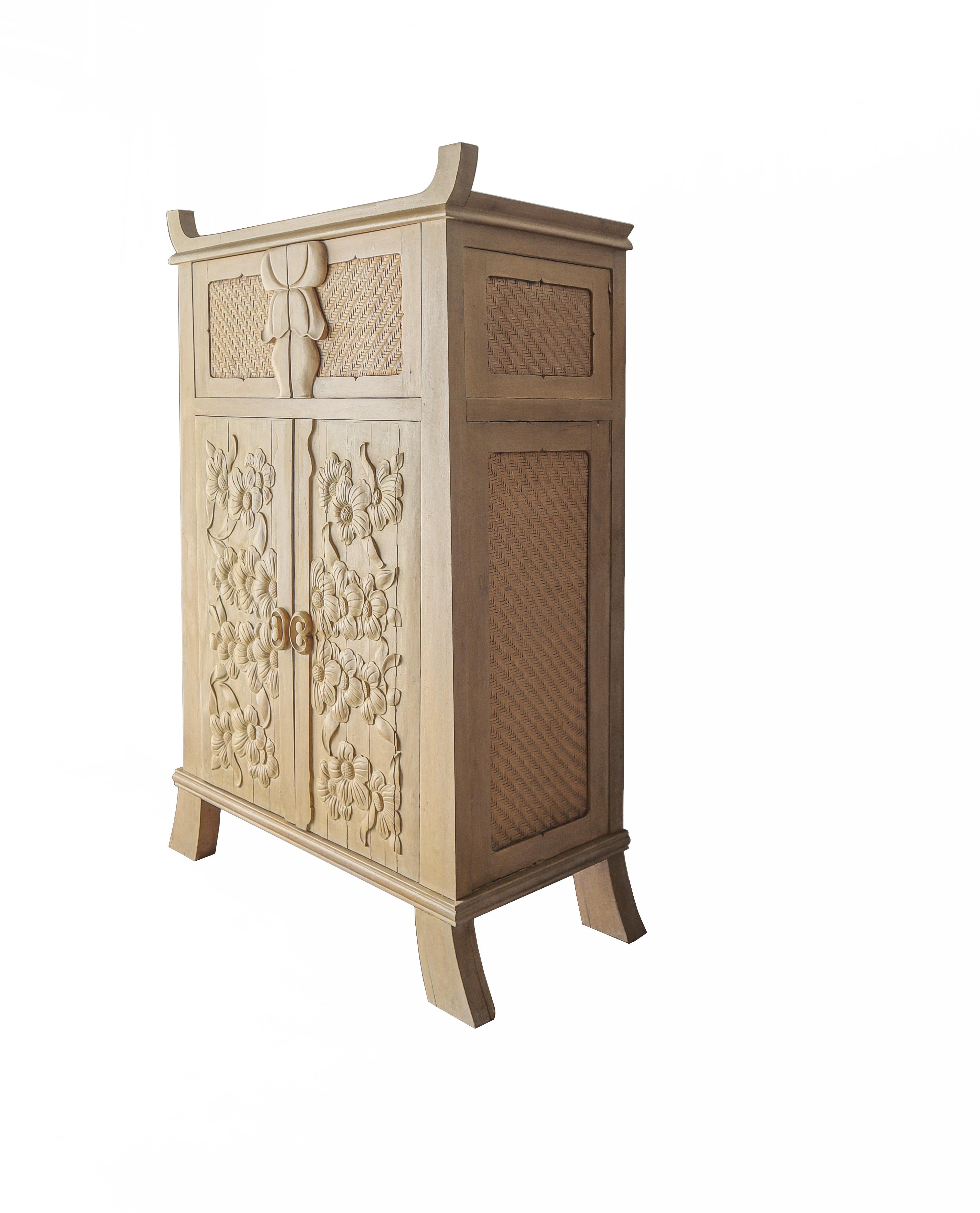 Armario Vintage de Madera Tallada a Mano en Relieve Floral