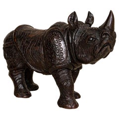 Vieille sculpture en bois sculptée à la main d'un rhinocéros d'Afrique