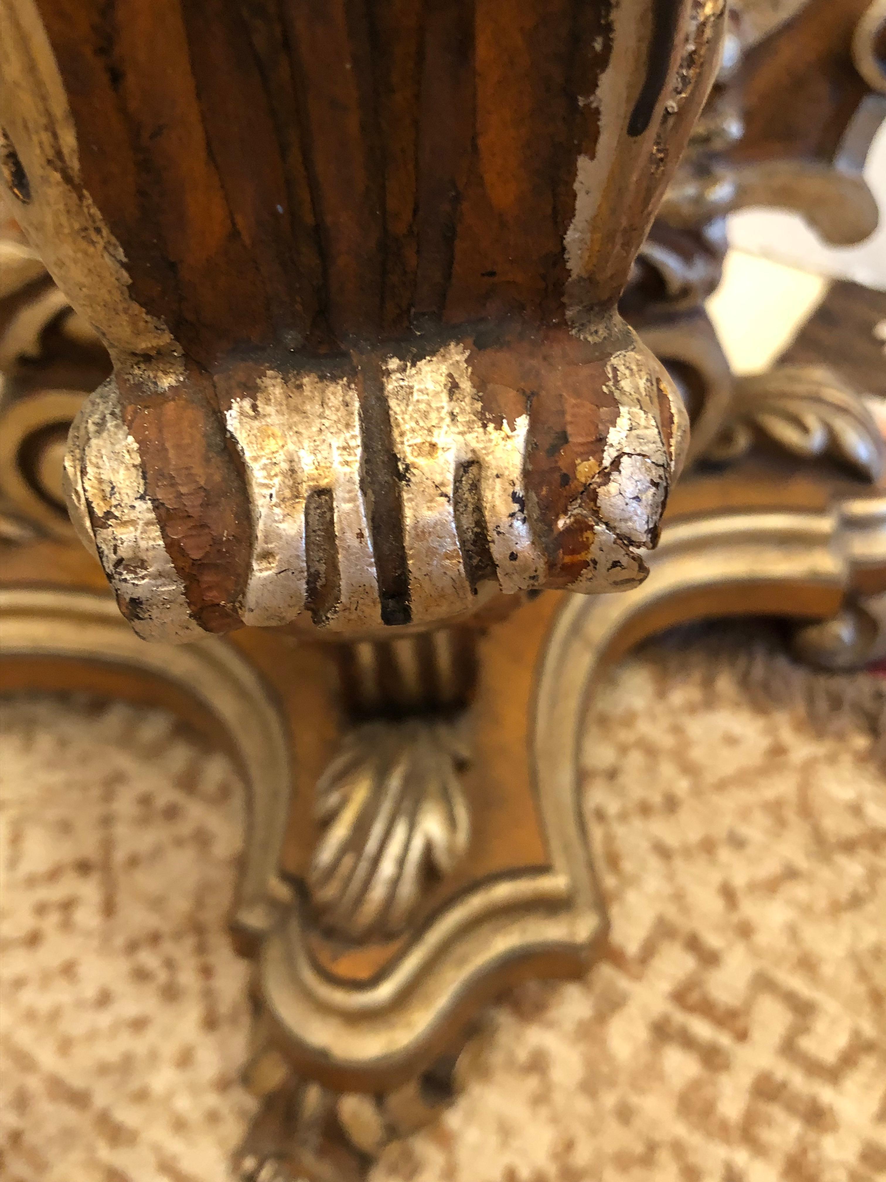Metà XX secolo Tavolo da pranzo o da centro d'epoca in legno intagliato a mano e dorato in argento italiano in vendita