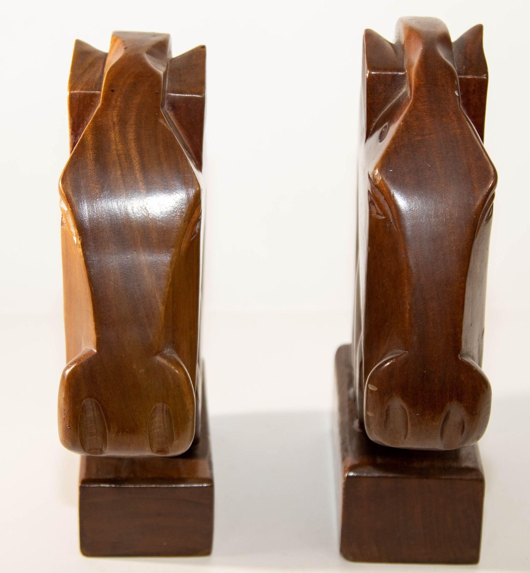 Sculpté à la main Paire de serre-livres en bois sculpté à la main Art Deco à tête de cheval en vente