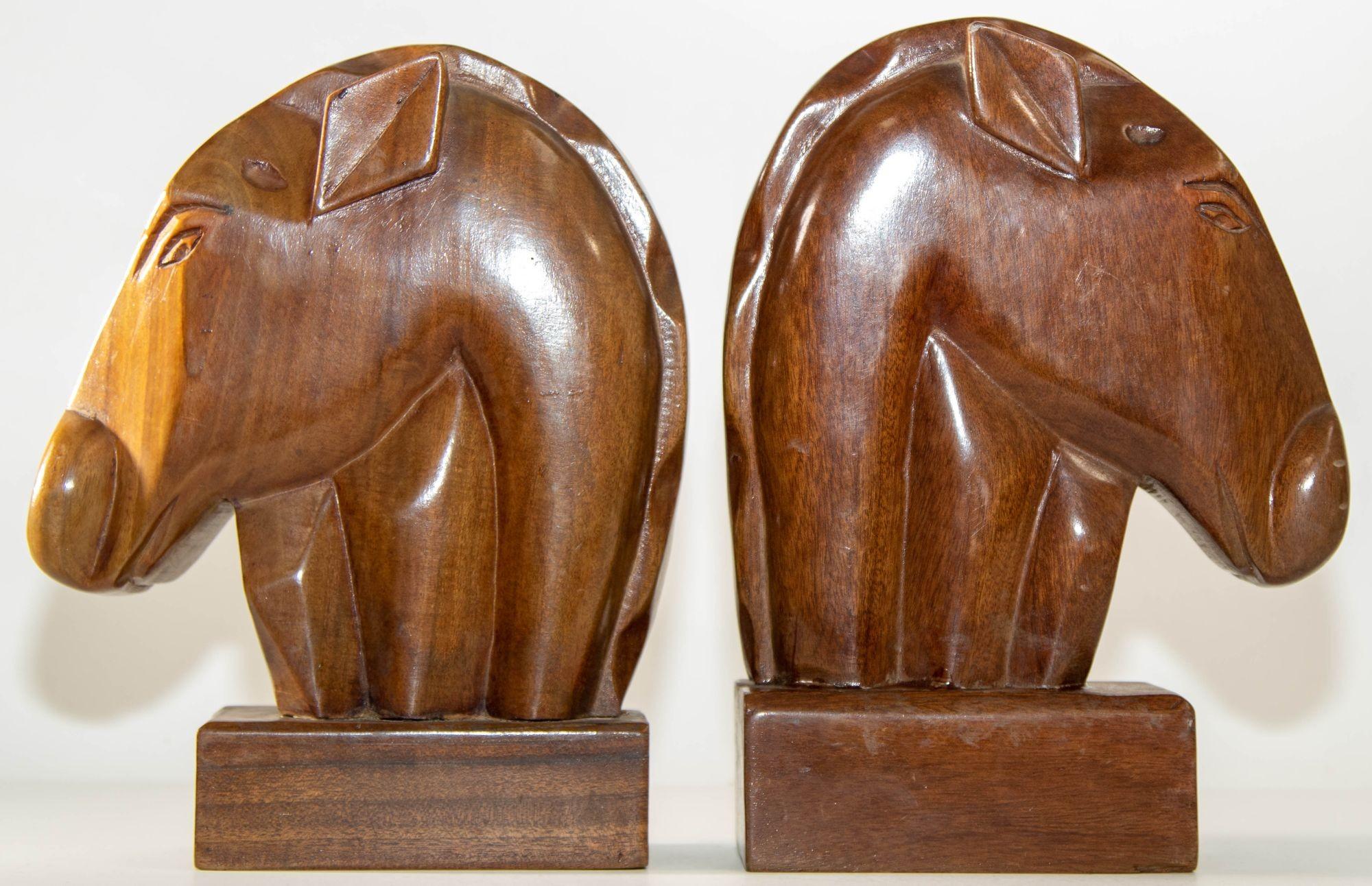 20ième siècle Paire de serre-livres en bois sculpté à la main Art Deco à tête de cheval en vente