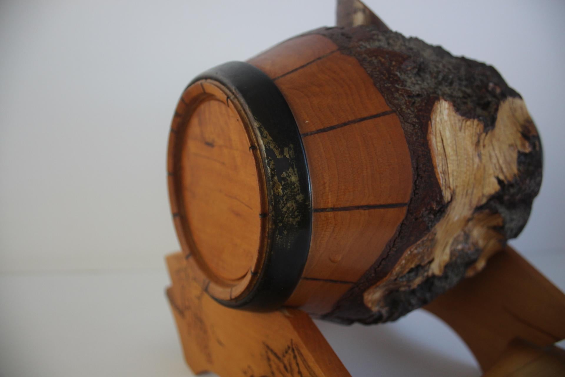 Tonneau et gobelets en bois vintage sculptés à la main, années 1950. en vente 3