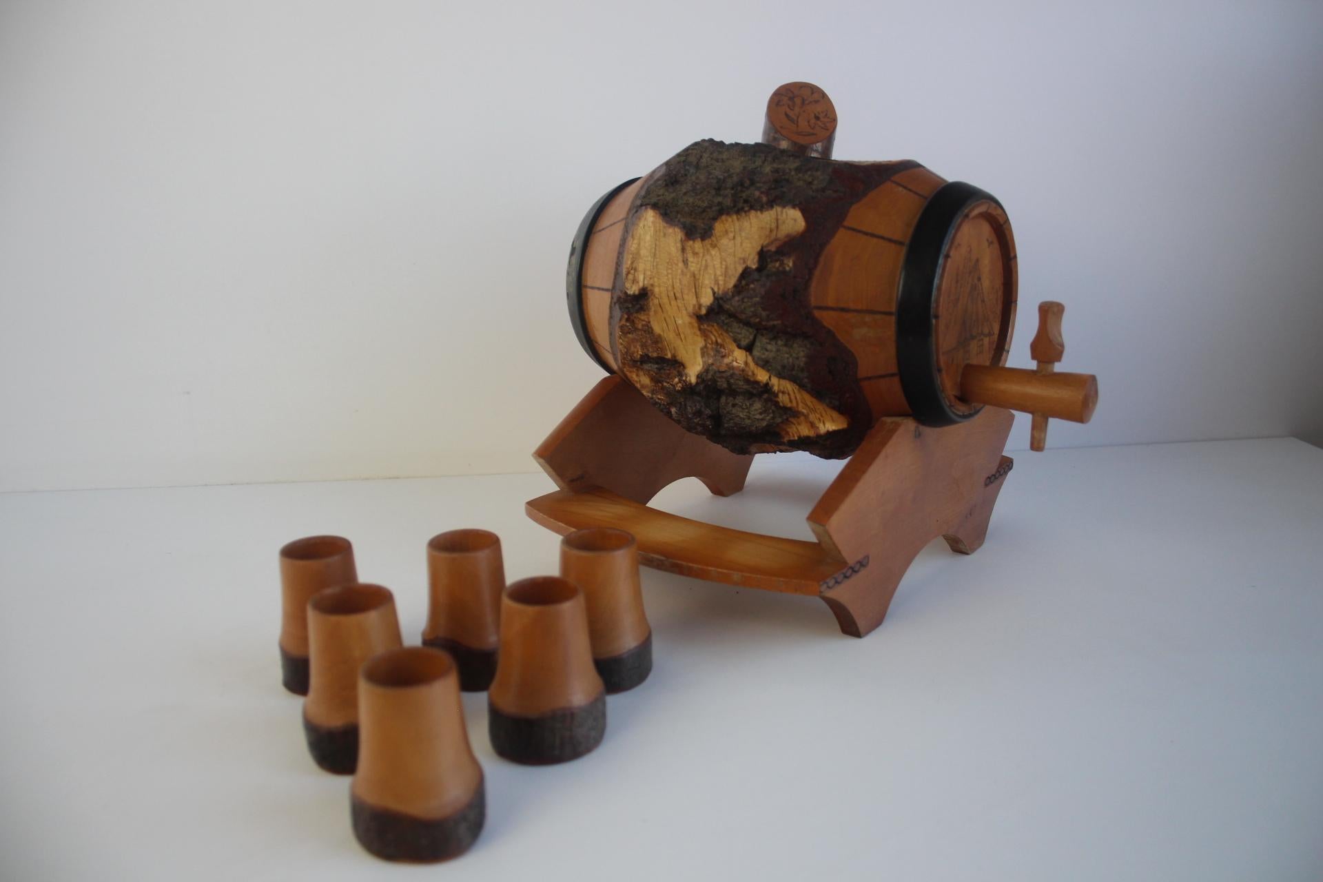 Tonneau et gobelets en bois vintage sculptés à la main, années 1950. en vente 4