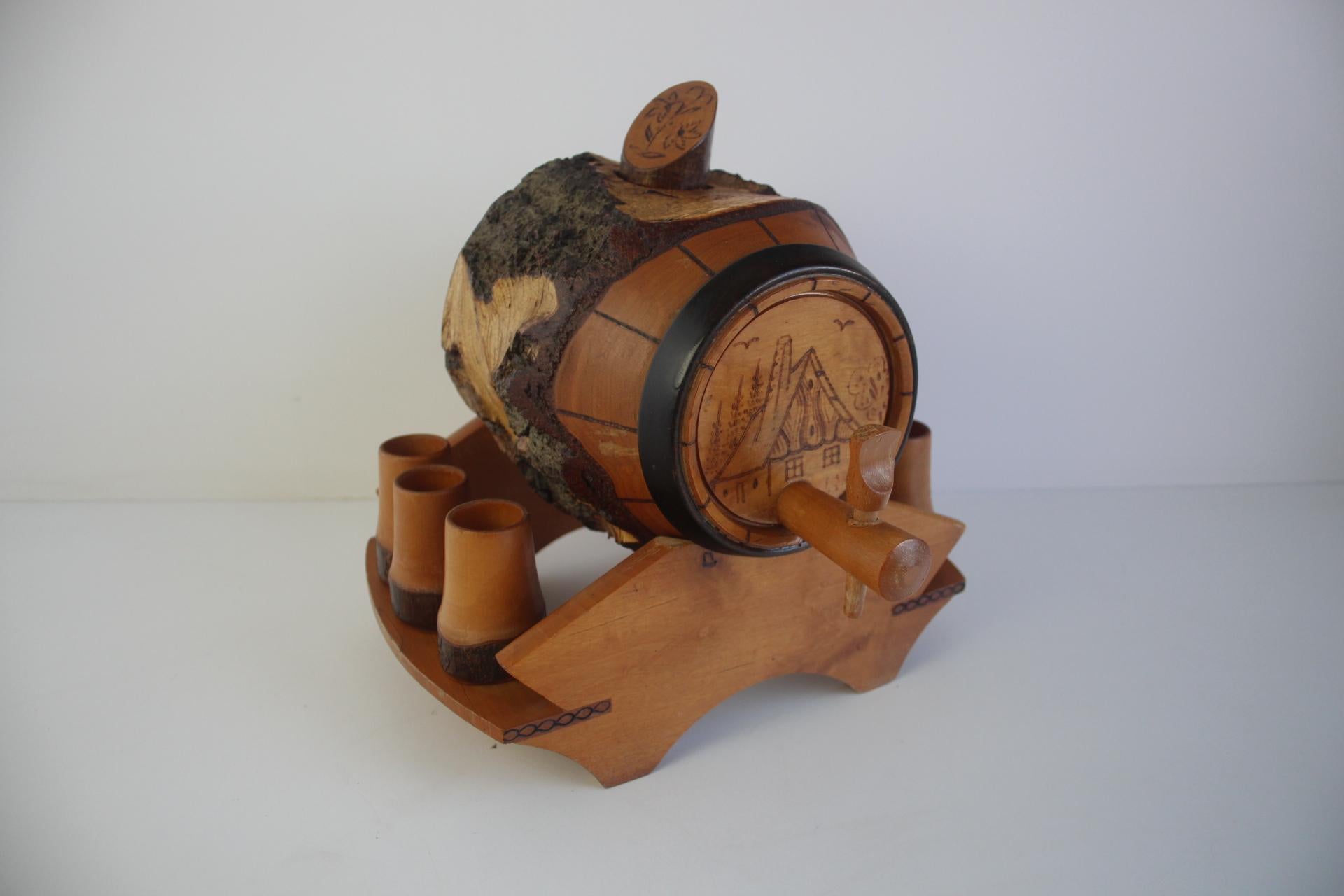 
Ensemble de tonneaux et de six gobelets en bouleau sculptés à la main.
Pièce décorative patinée.
Etat original.
