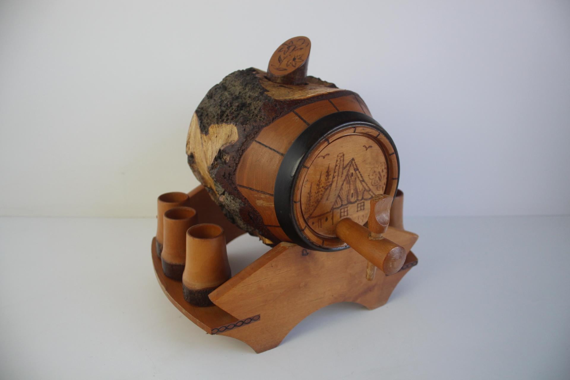 Mid-Century Modern Tonneau et gobelets en bois vintage sculptés à la main, années 1950. en vente