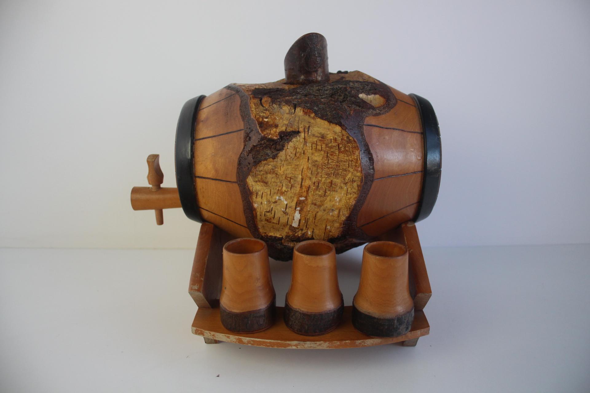 Tchèque Tonneau et gobelets en bois vintage sculptés à la main, années 1950. en vente