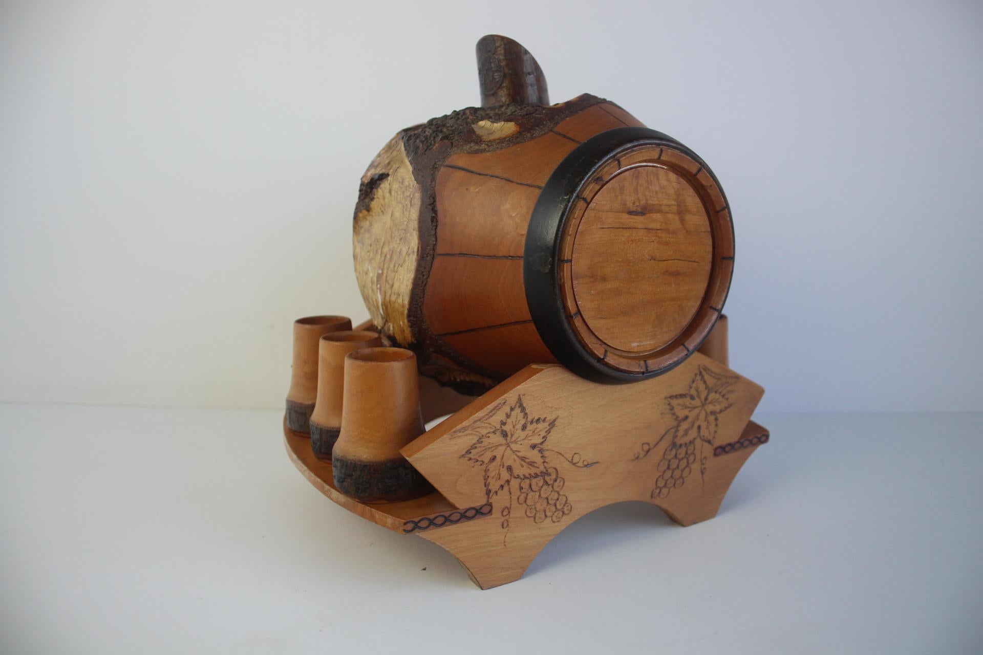 Tonneau et gobelets en bois vintage sculptés à la main, années 1950. Bon état - En vente à Praha, CZ