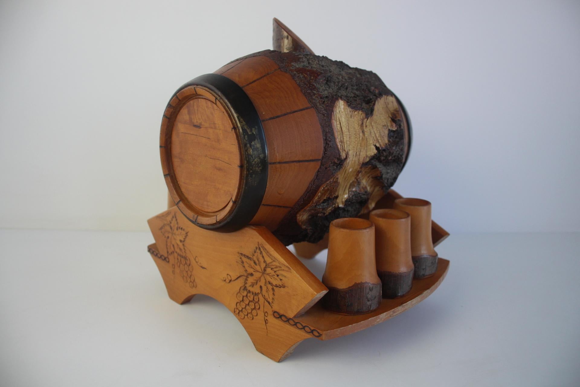 Milieu du XXe siècle Tonneau et gobelets en bois vintage sculptés à la main, années 1950. en vente