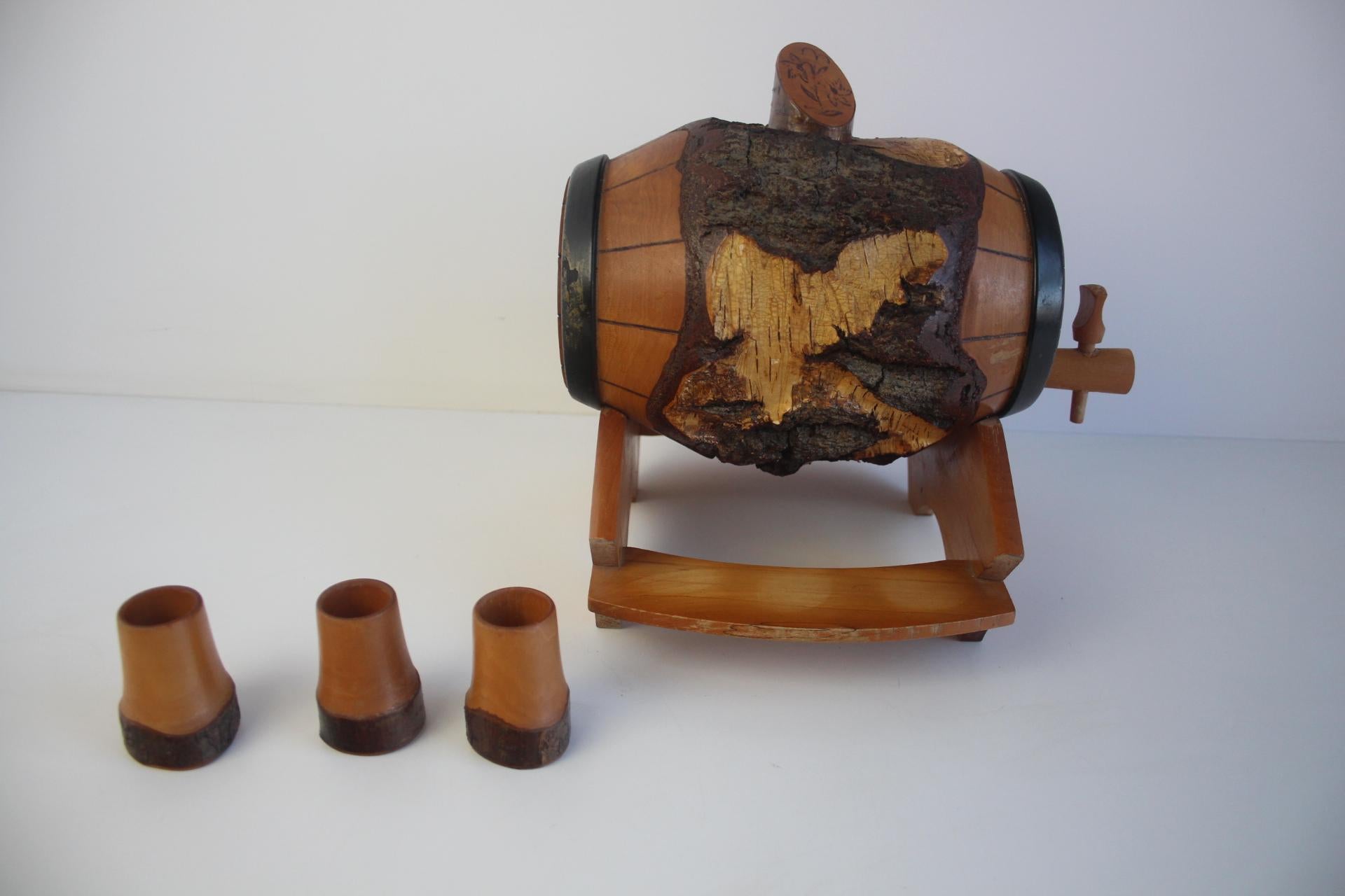 Bois Tonneau et gobelets en bois vintage sculptés à la main, années 1950. en vente