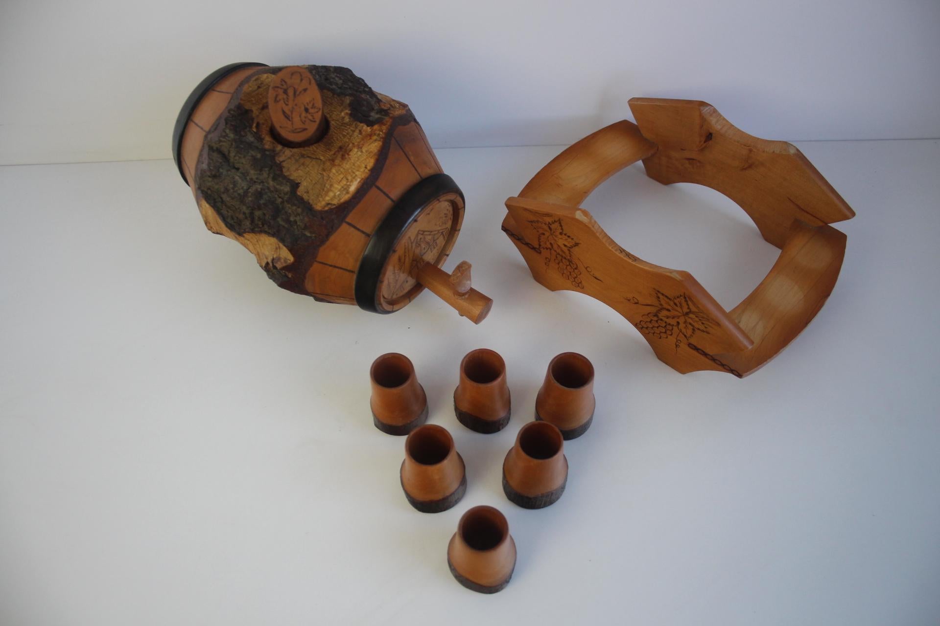 Tonneau et gobelets en bois vintage sculptés à la main, années 1950. en vente 1