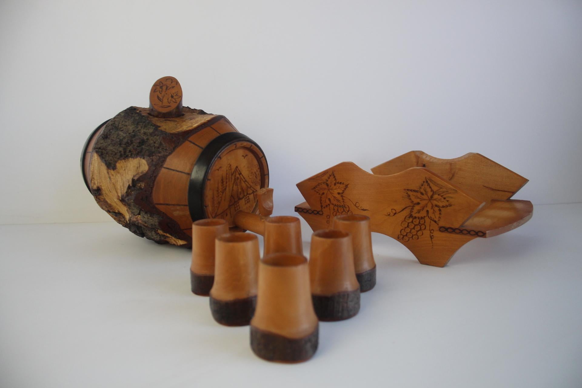 Tonneau et gobelets en bois vintage sculptés à la main, années 1950. en vente 2