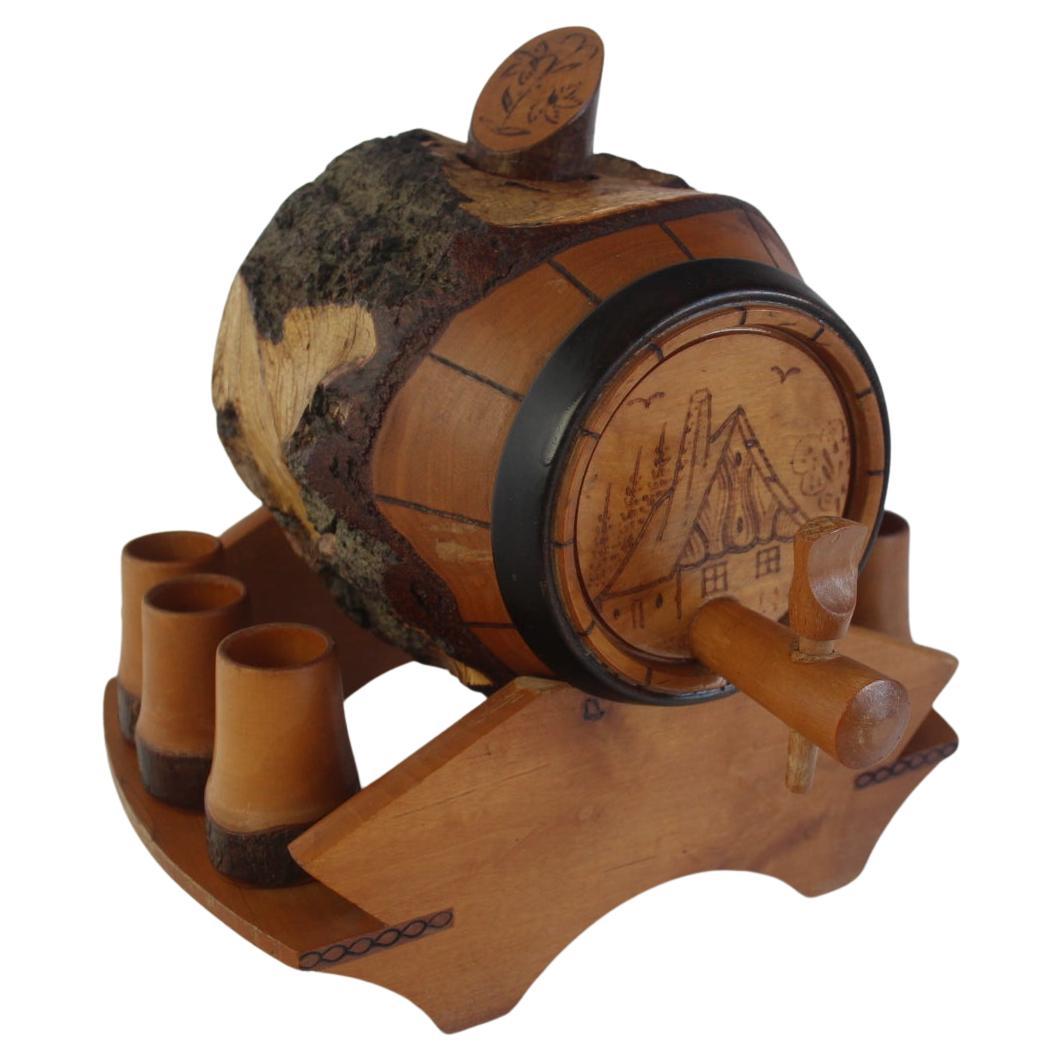 Tonneau et gobelets en bois vintage sculptés à la main, années 1950.