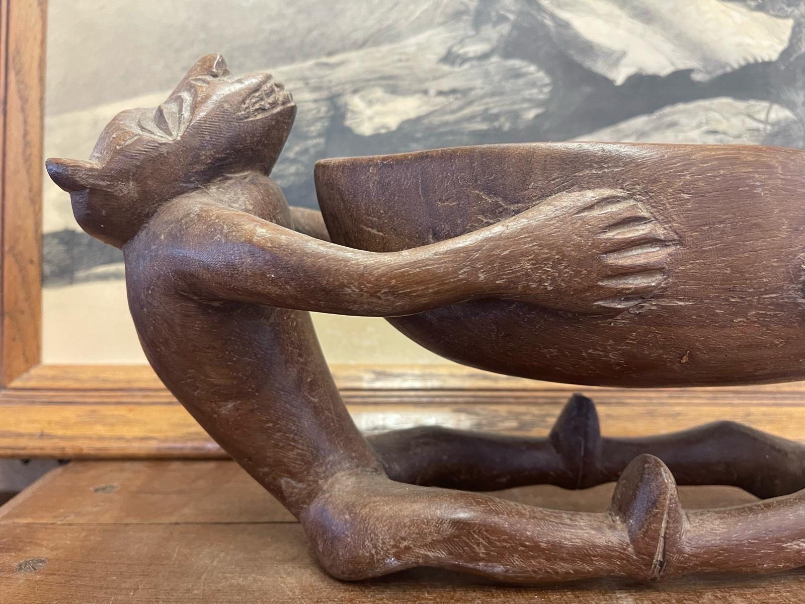 Bois Bol vintage en bois sculpté à la main avec figurines. en vente