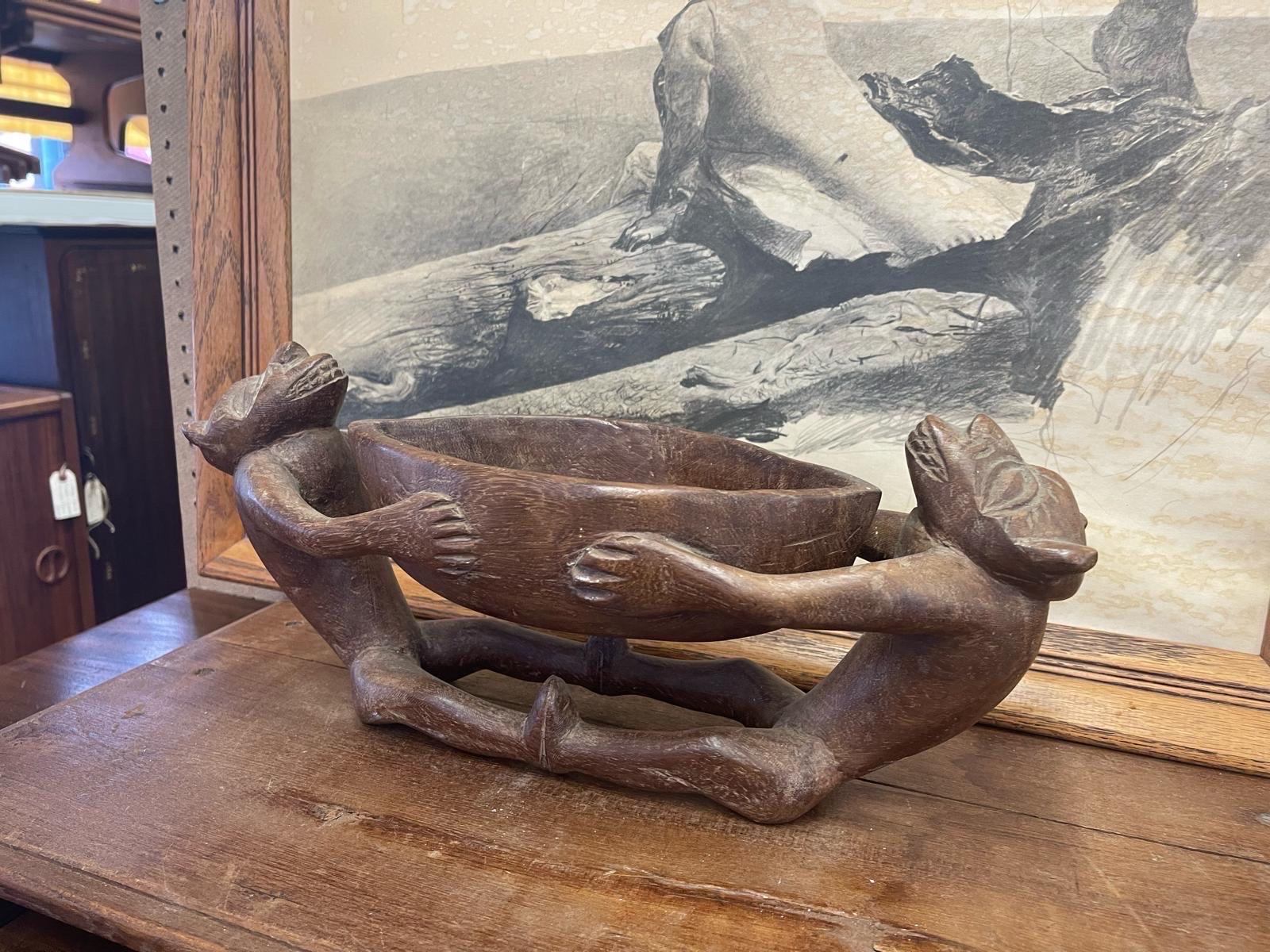 Bol vintage en bois sculpté à la main avec figurines. en vente 1