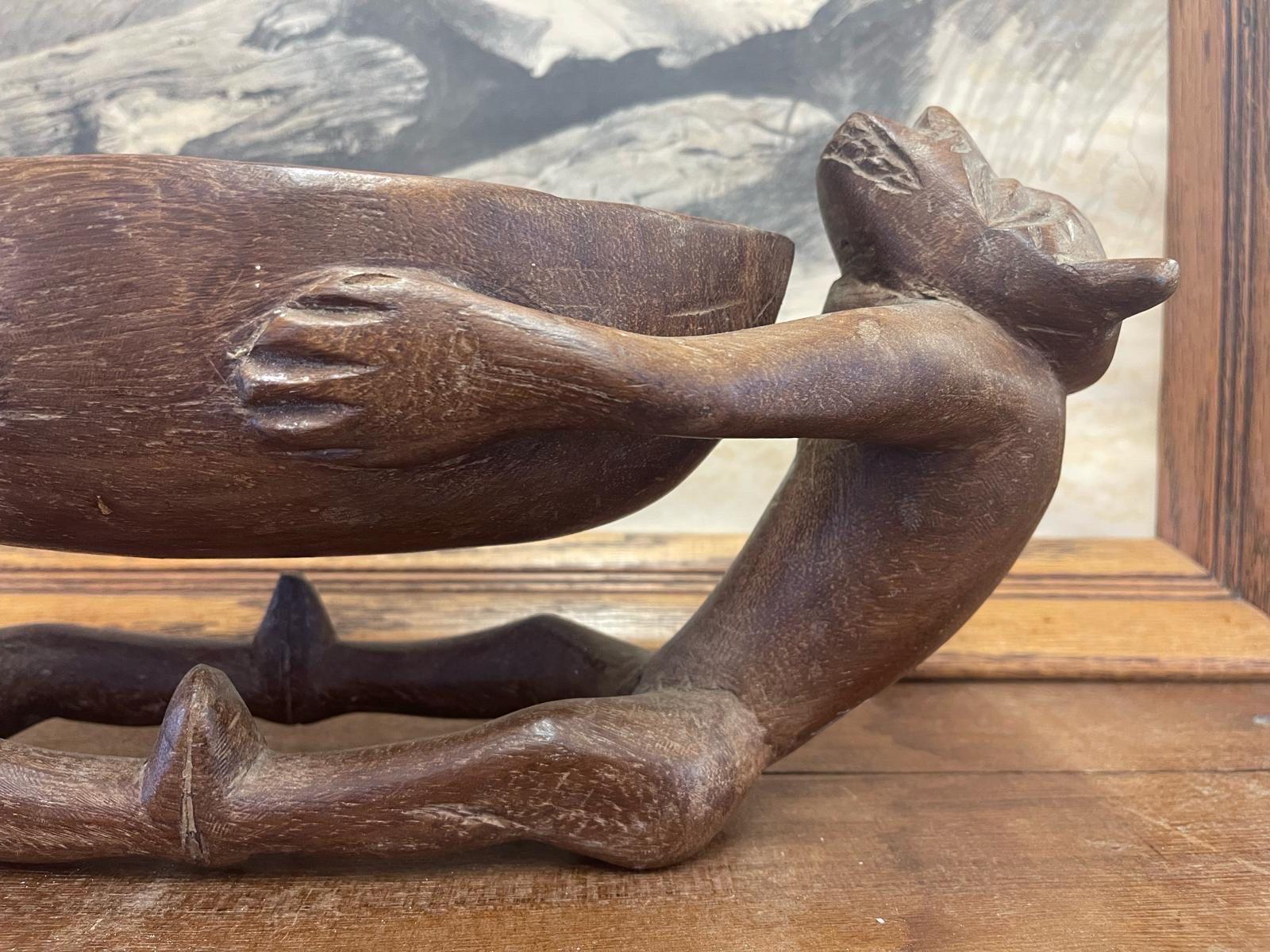 Bol vintage en bois sculpté à la main avec figurines. en vente 2