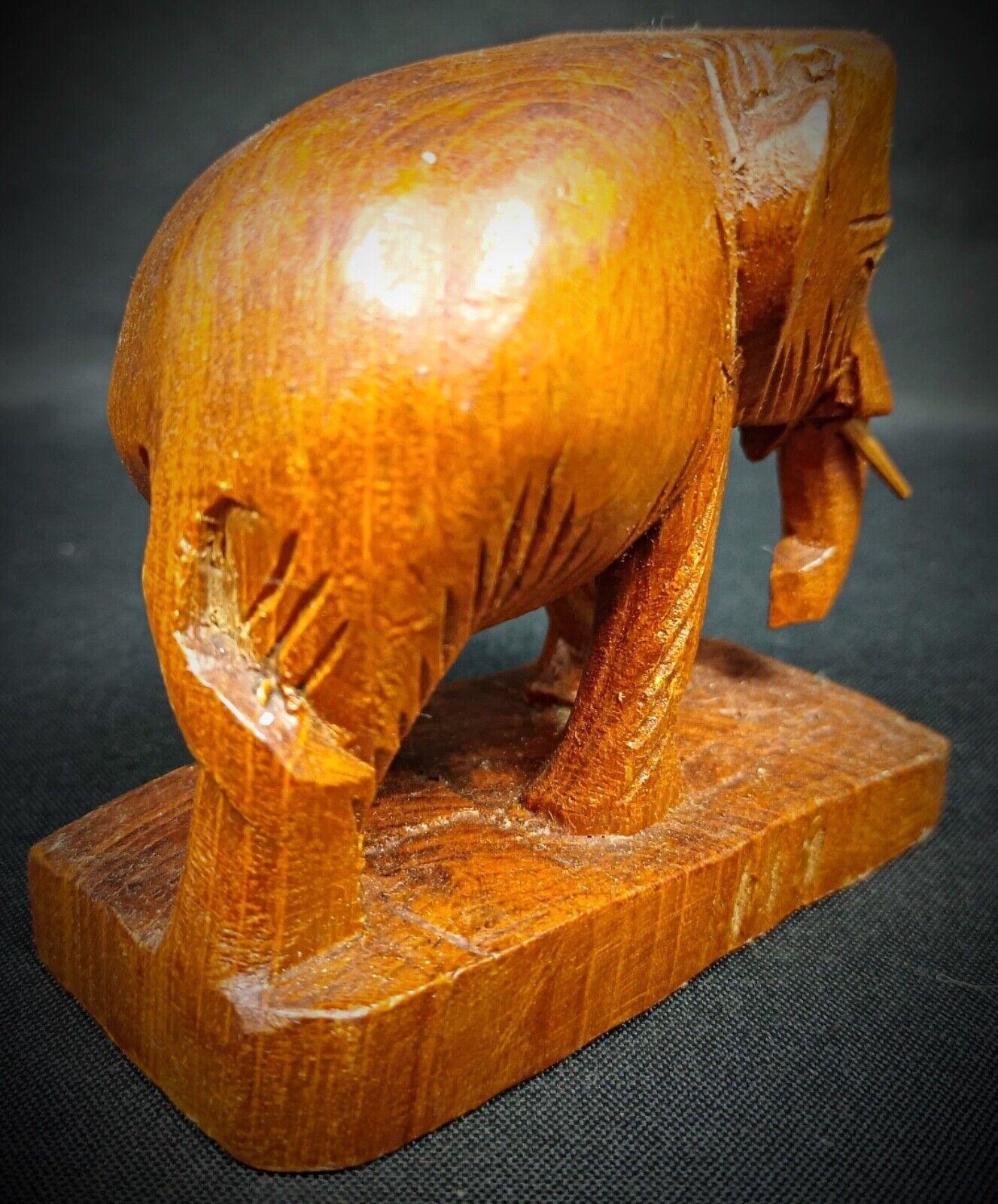 Vintage Hand-Carved Wooden Elephant Figurine – Rustic Artisan Craft - 2Y178 In Good Condition For Sale In Bordeaux, FR