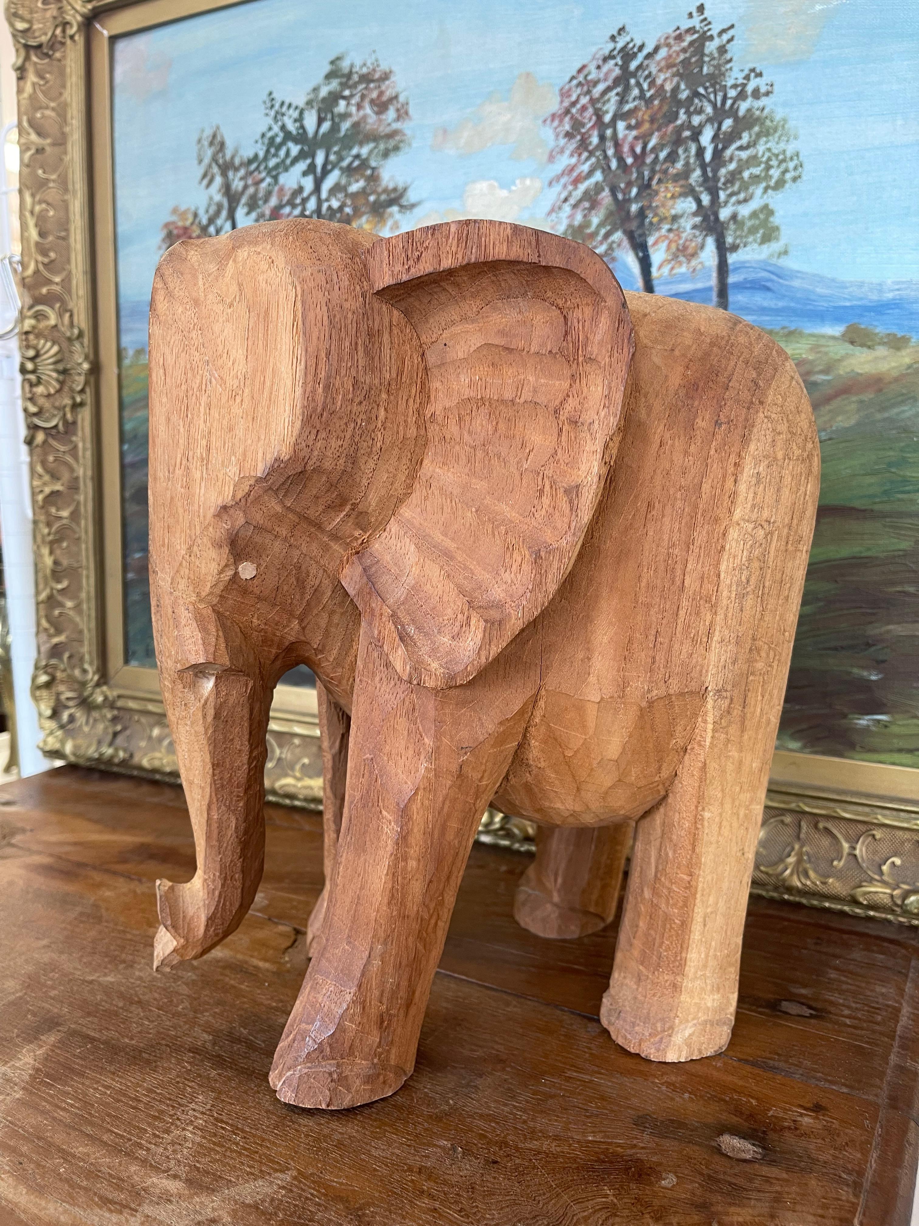 Mid-Century moderno Scultura di elefante in legno intagliata a mano vintage in vendita