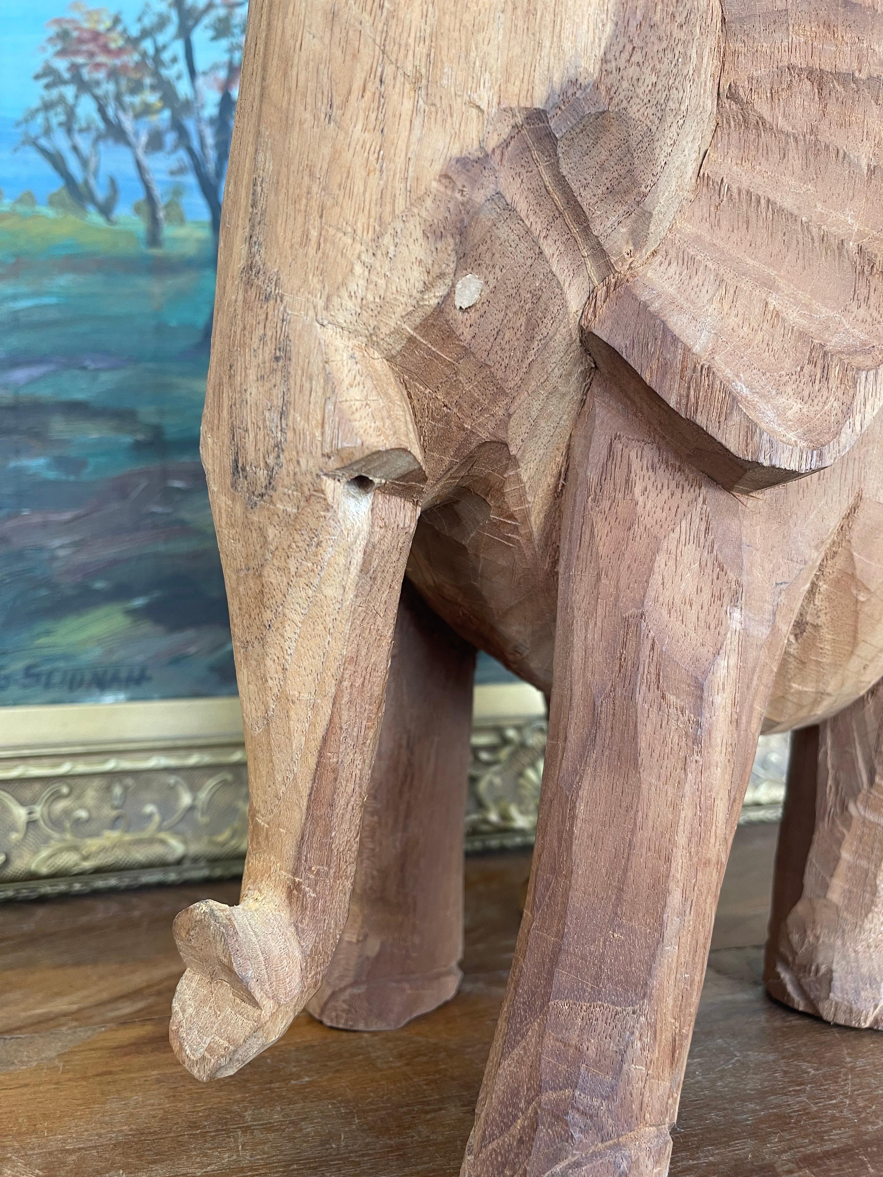 Scultura di elefante in legno intagliata a mano vintage in vendita 1
