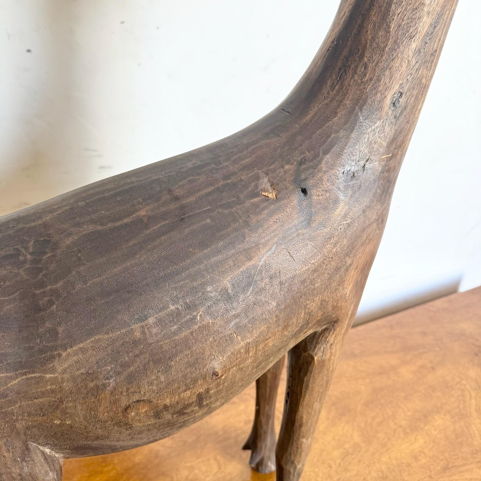 Legno Scultura di Giraffa in legno intagliata a mano vintage in vendita
