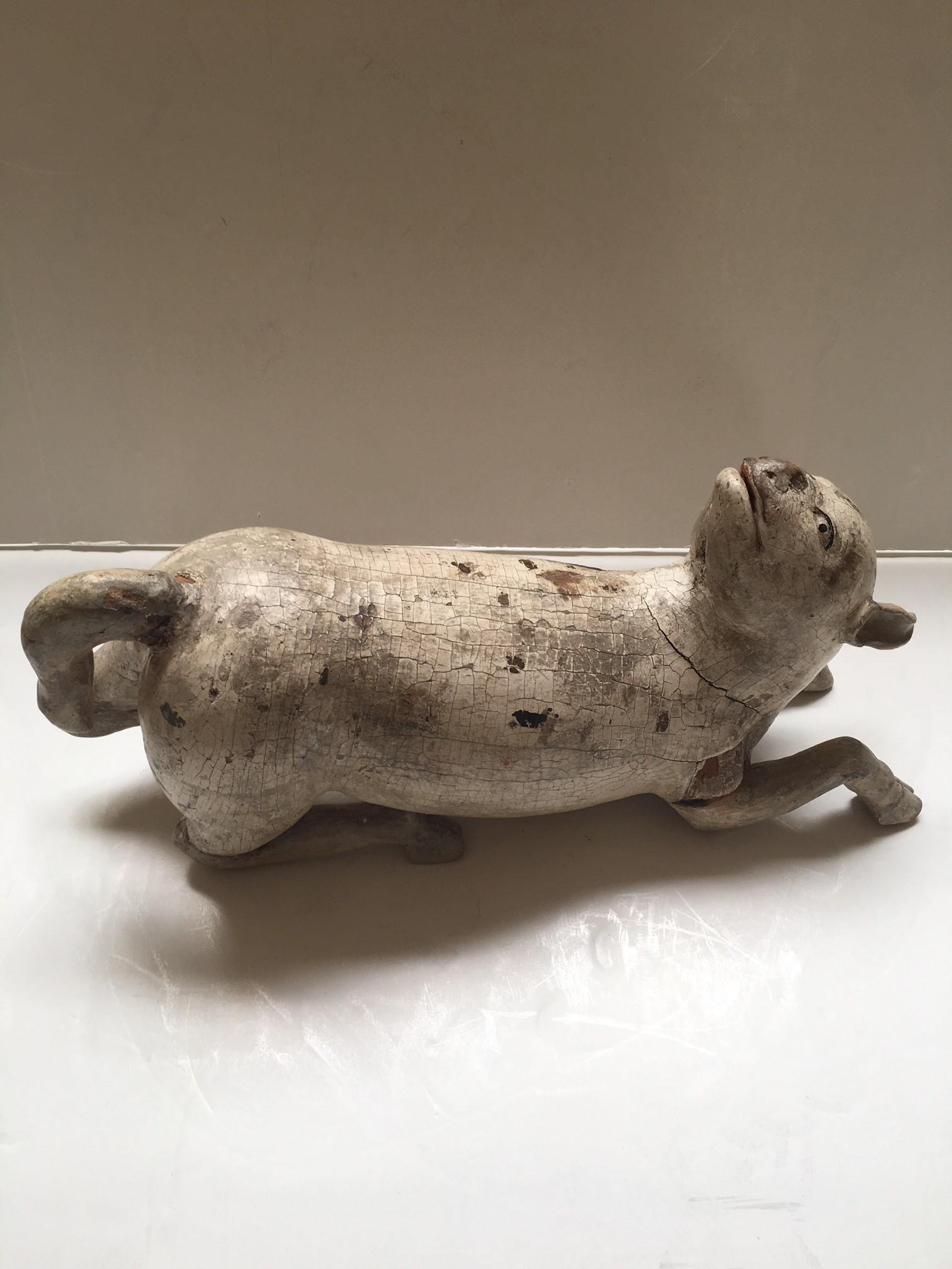 Capra cinese originale vintage in legno intagliata e lavorata a mano da Falk Art. La patina dipinta a mano conferisce un aspetto vintage, presenta lievi scheggiature e scricchiolii, può essere utilizzata in casa o in ufficio. 