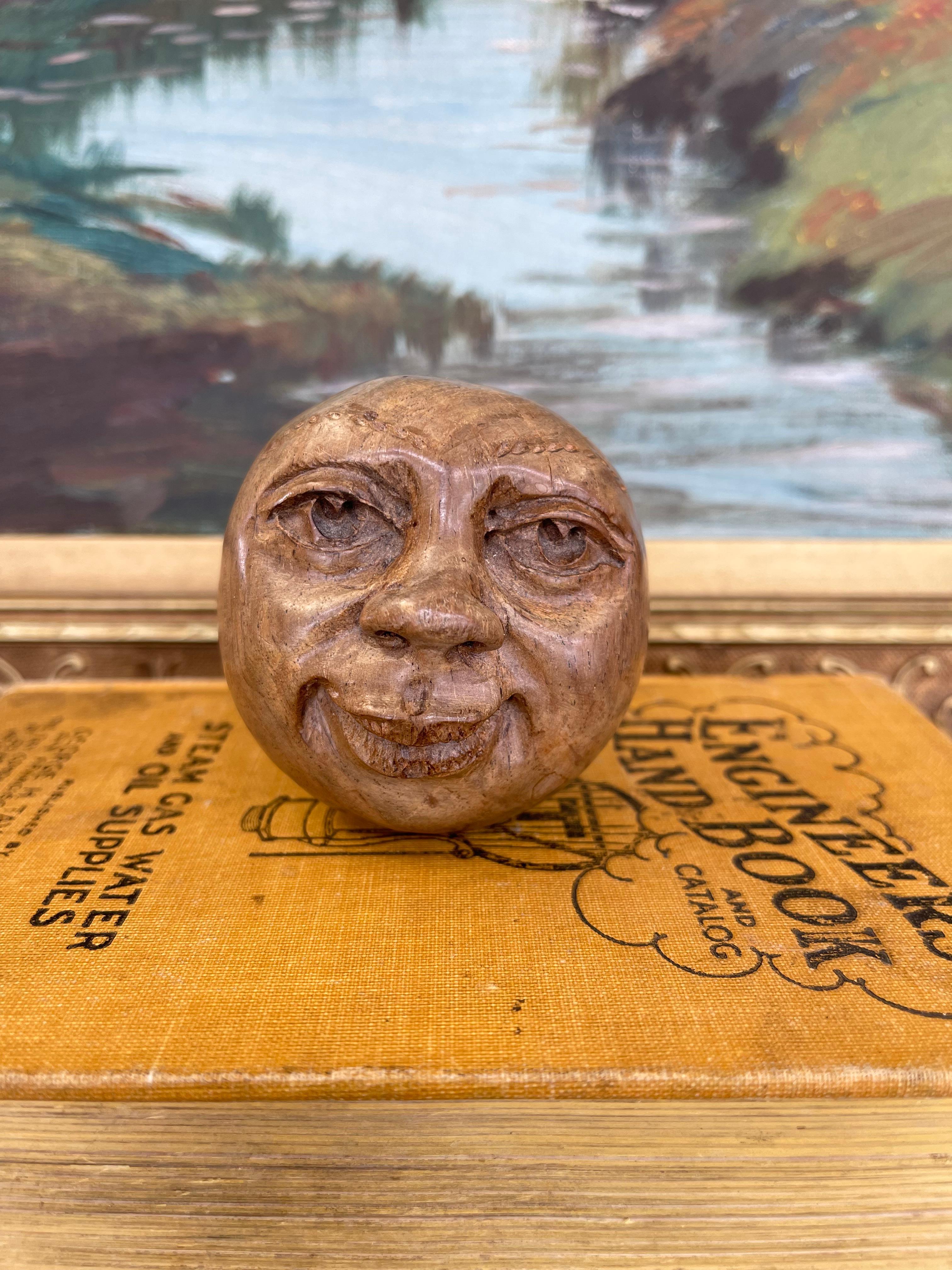 Mid-Century moderno Scultura vintage in legno intagliato a mano con volto lunare - Sfera d'arte popolare firmata in vendita