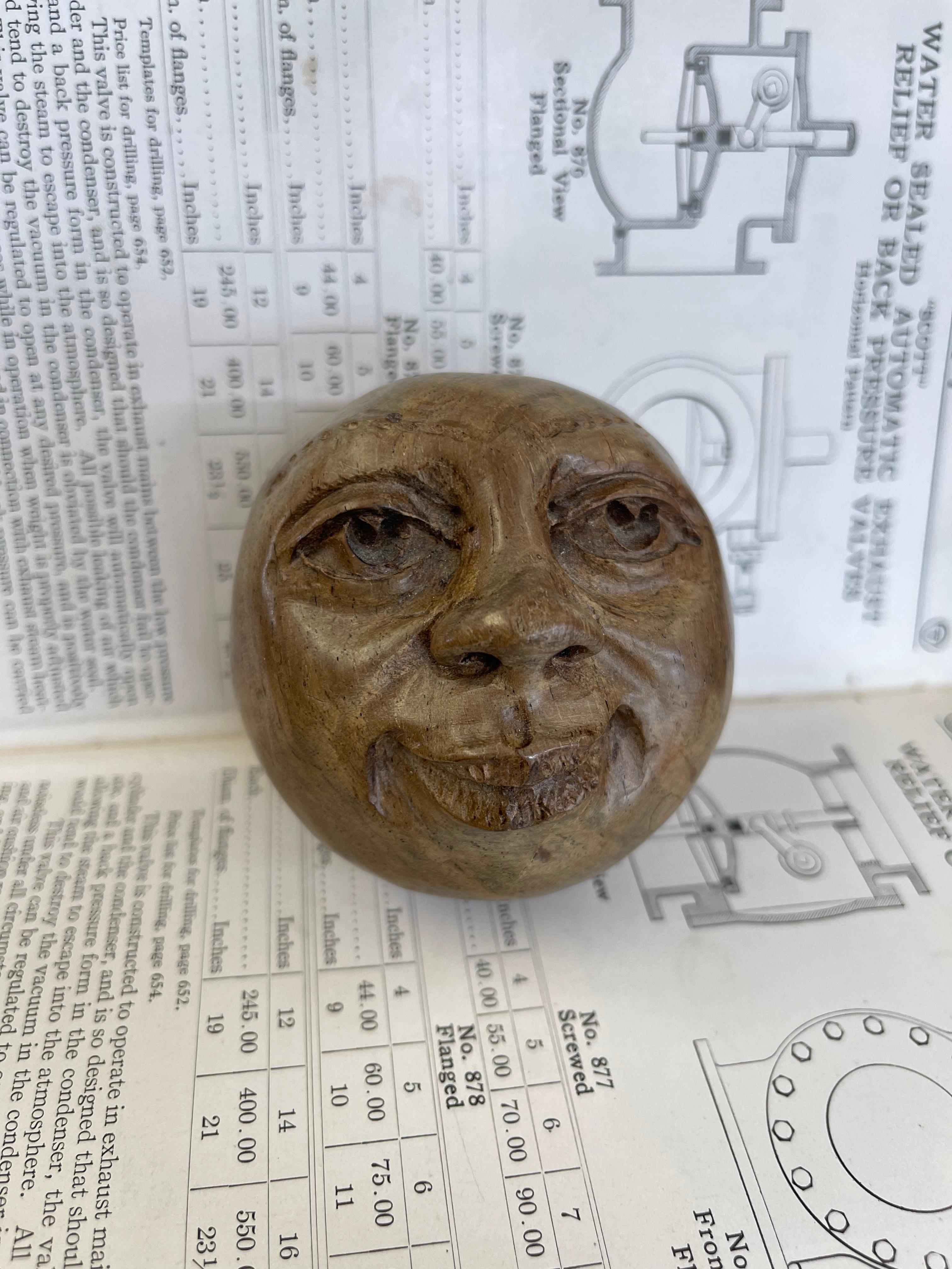 Scultura vintage in legno intagliato a mano con volto lunare - Sfera d'arte popolare firmata In condizioni buone in vendita a Seattle, WA
