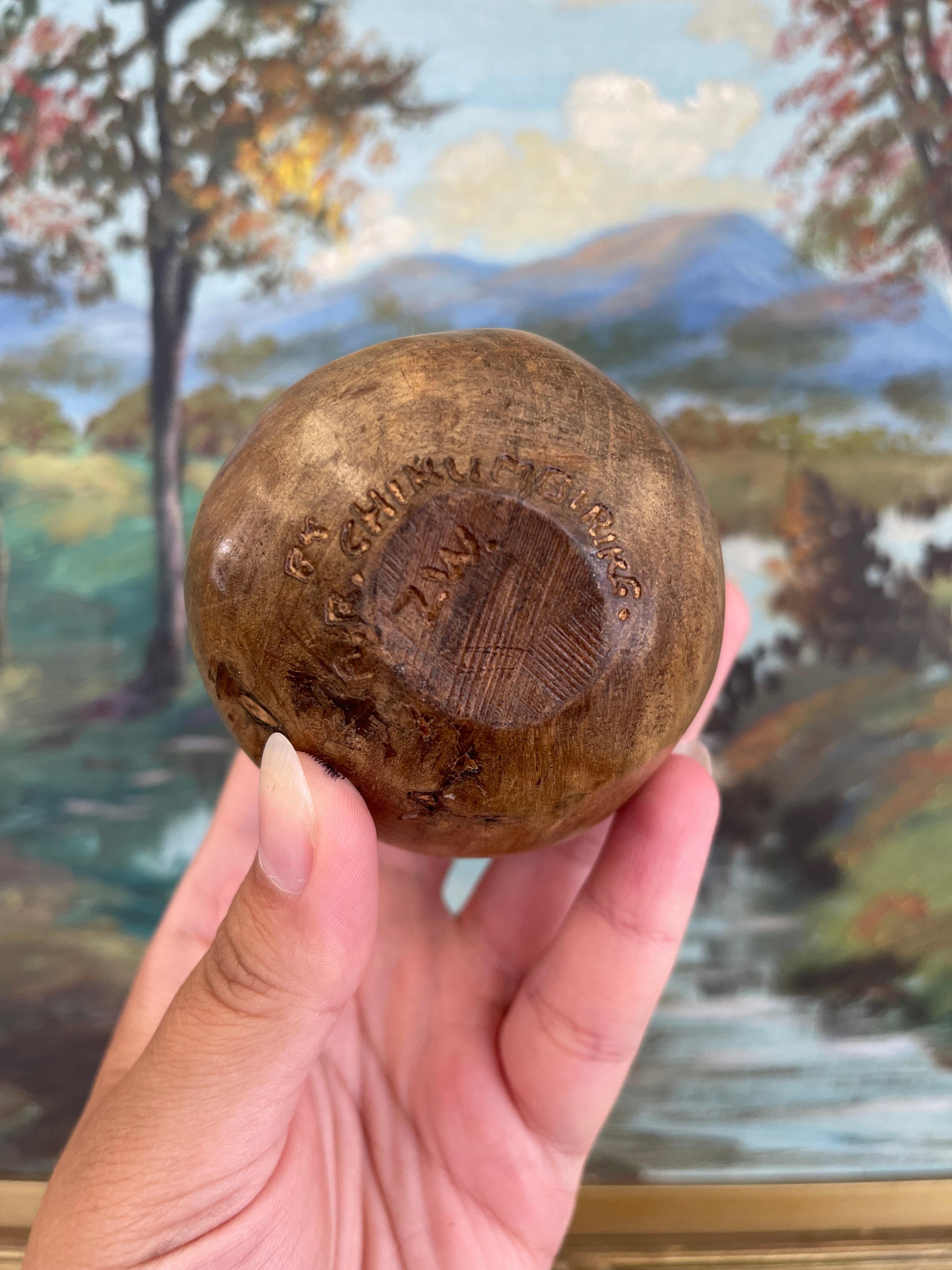 Fine XX secolo Scultura vintage in legno intagliato a mano con volto lunare - Sfera d'arte popolare firmata in vendita