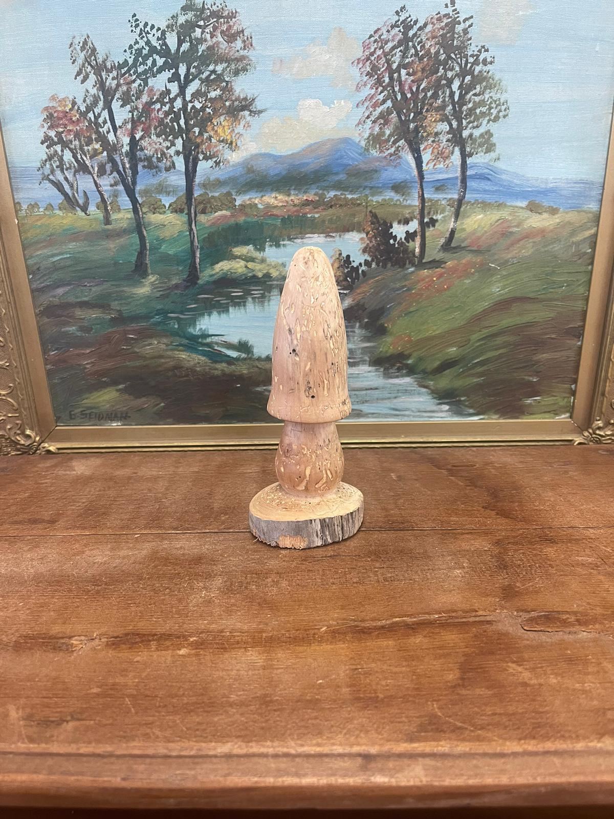 Figurina di fungo in legno vintage intagliata a mano. Condizioni vintage come da foto. L'inserzione si riferisce solo all'articolo descritto. 

Dimensioni: 3,25*L 7,25°H