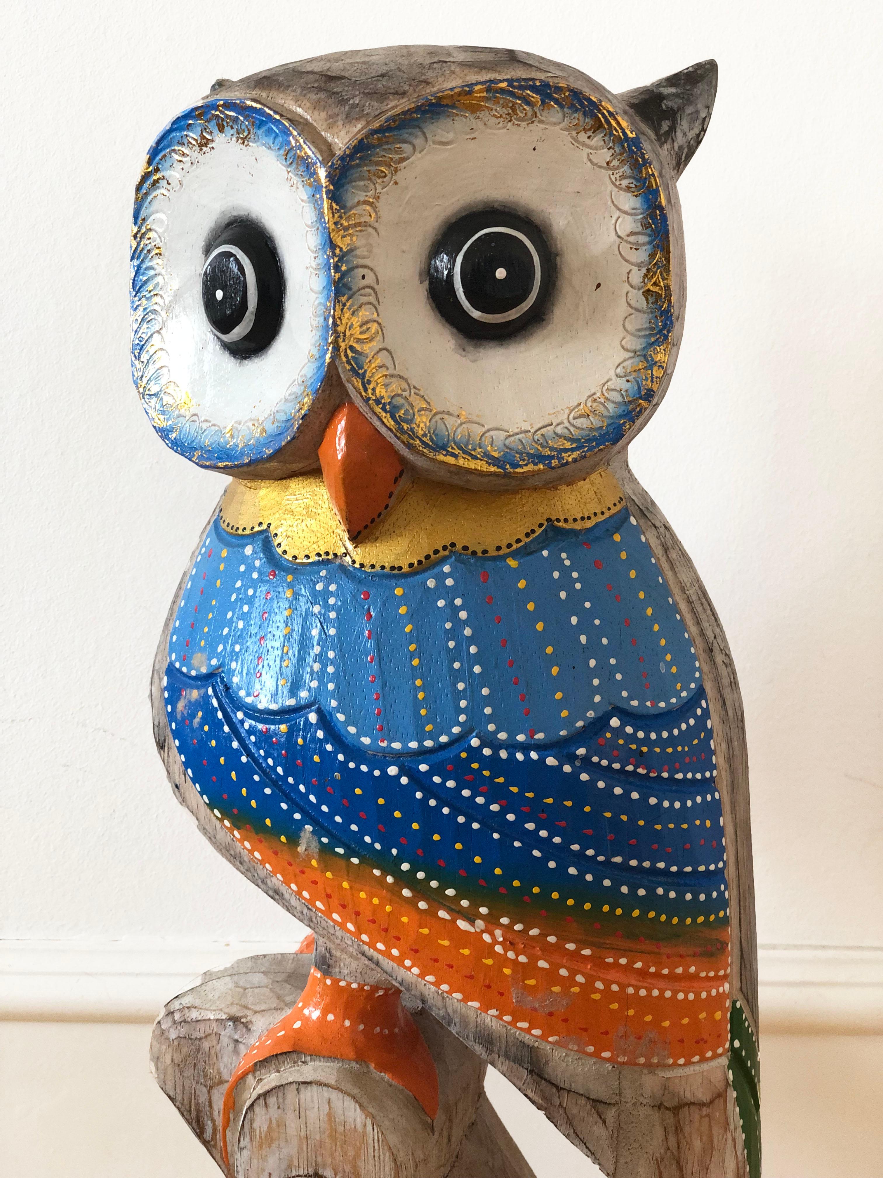 Une sculpture de hibou vintage d'art populaire, sculptée à la main dans du bois et peinte à la main en couleurs. Fabriqué au Portugal avec un savoir-faire de qualité. Une pièce solide, bien faite et pleine de caractère.

Objet : sculpture
 Style :