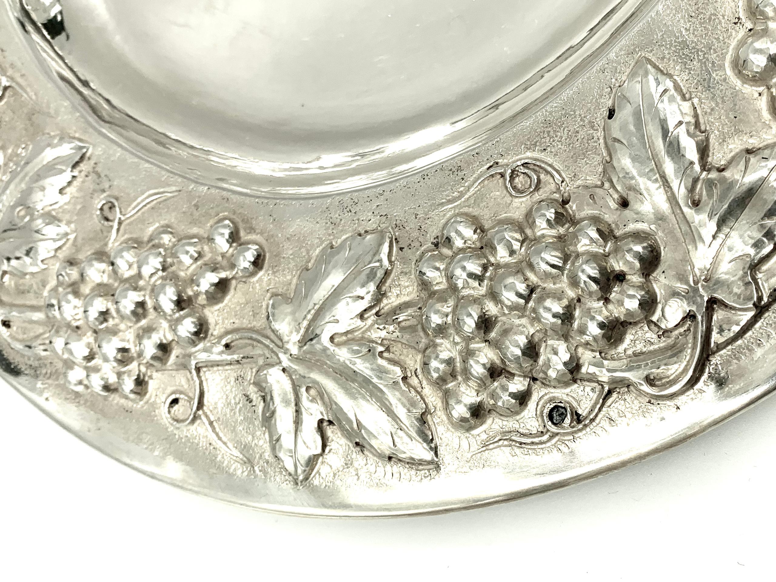 Large, substantial Italian mid-century hand chased grape motif 800 silver wine cooler with matching serving tray/underplate by Pietro Chinetti, Via Leonardo da Vinci 2, Milan(Gallarate), Varese, created between 1955-1971. Great modern interpretation