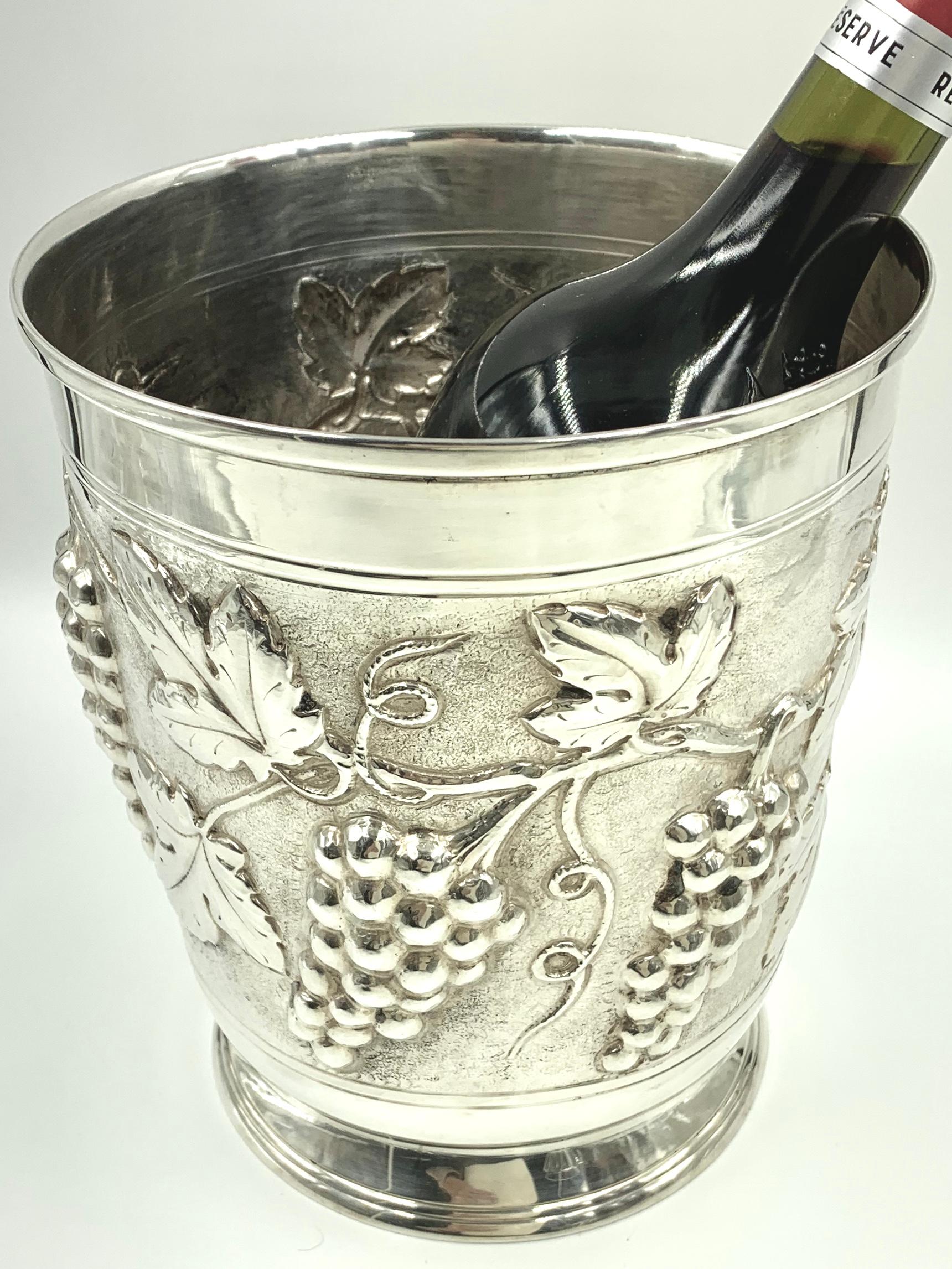 Enfriador de vino y bandeja de servir vintage de plata italiana cincelada a mano, Milán, 1955-1971 Moderno en venta
