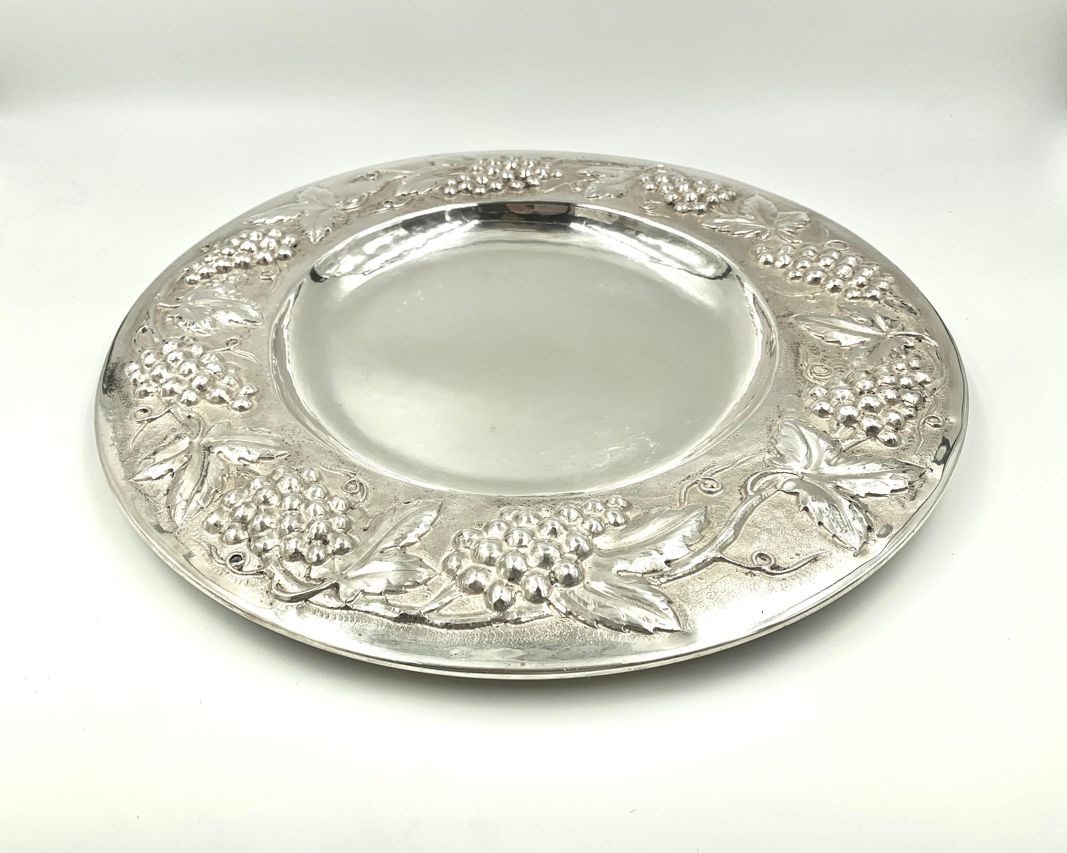 Enfriador de vino y bandeja de servir vintage de plata italiana cincelada a mano, Milán, 1955-1971 Italiano en venta