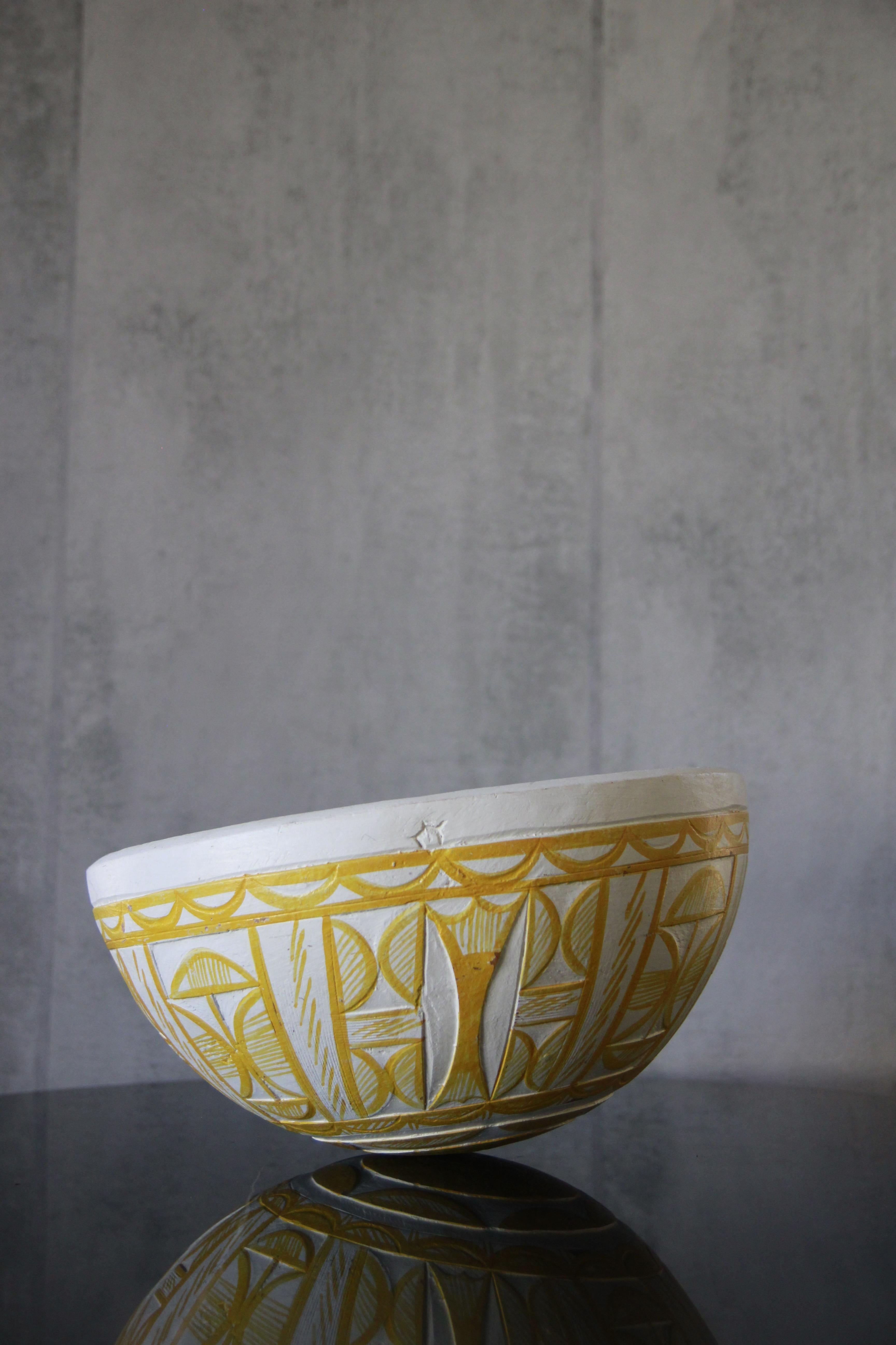 Bol en calebasse naturelle, sculpté à la main et magnifiquement travaillé, fabriqué par des artisans d'Afrique de l'Ouest avec un magnifique motif géométrique tribal. La calebasse est creusée, séchée et fabriquée à la main. Le bol est extrêmement