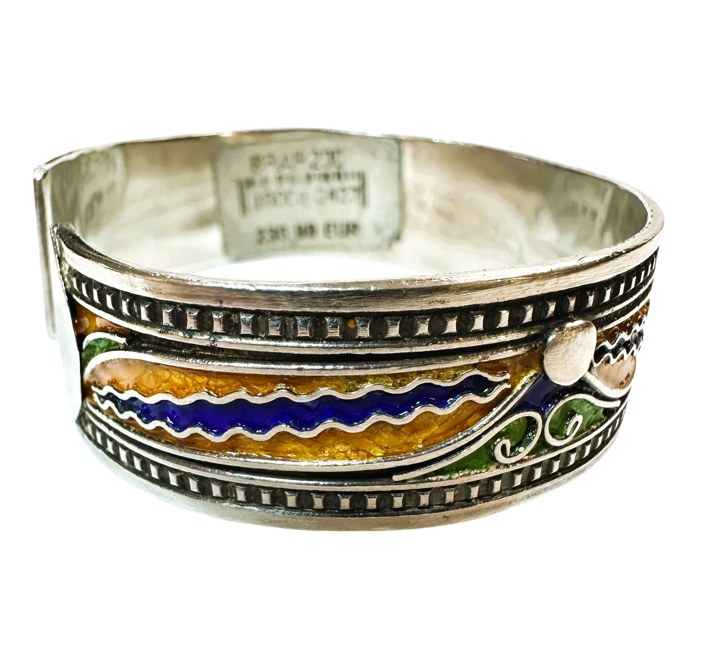 Si tratta di un bellissimo bracciale fatto a mano.  È stato acquistato originariamente in Europa.  All'epoca veniva venduto a 230 euro.  È usato e presenta alcuni leggeri graffi superficiali non visibili all'occhio ed è in ottime condizioni.  È