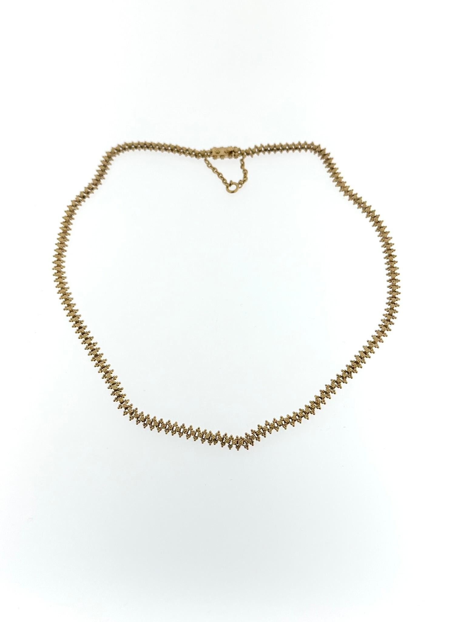 The Vintage Hand-Crafted Portuguese Necklace is a testament to the artistry and heritage of Portuguese jewelry making. Crafted from 19kt yellow gold, this necklace showcases traditional techniques and intricate detailing that reflect the rich
