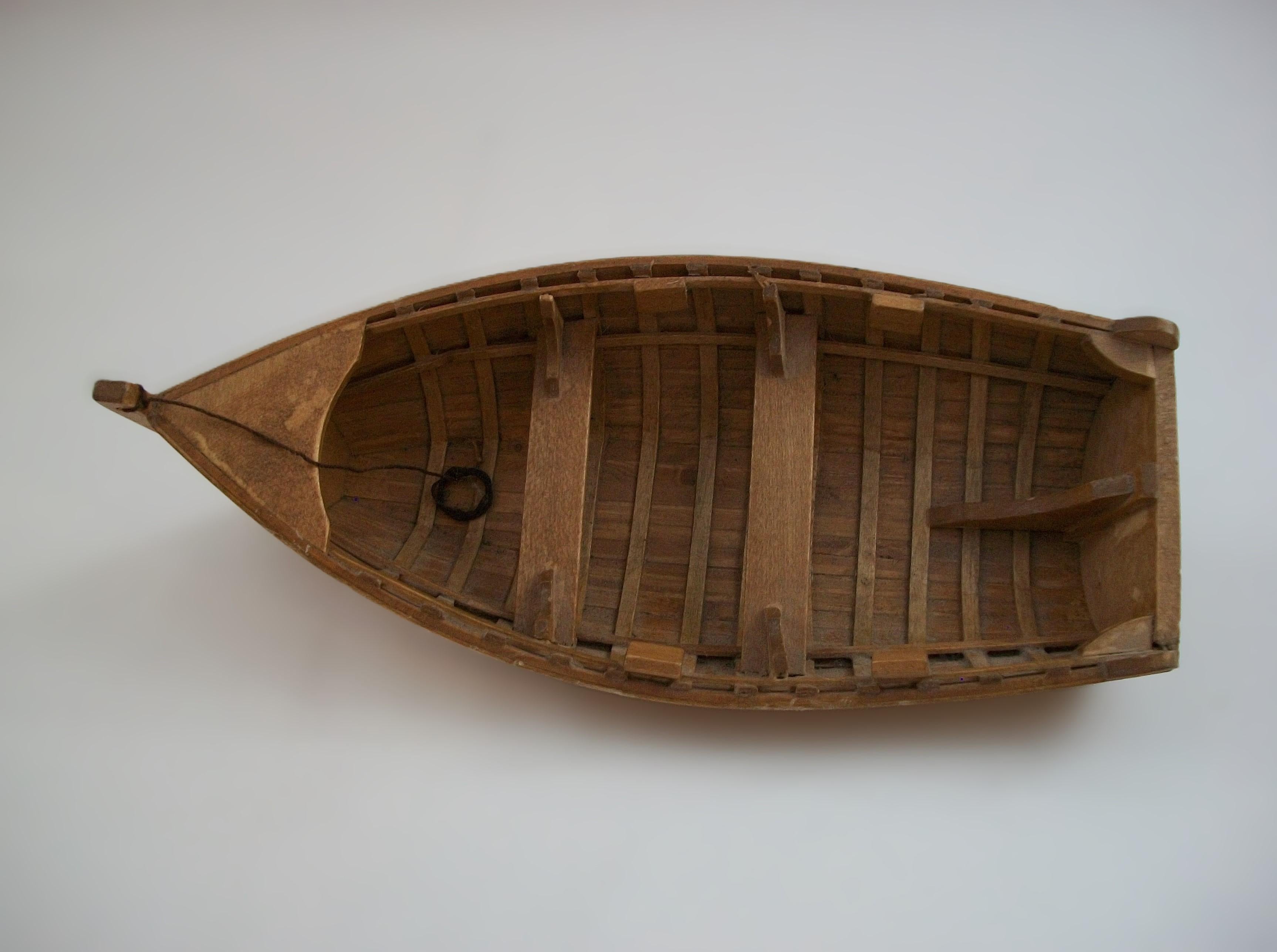 Modelo Vintage a Escala Artesanal de un Barco de Pesca - Canadá - Mediados del Siglo XX en venta 2