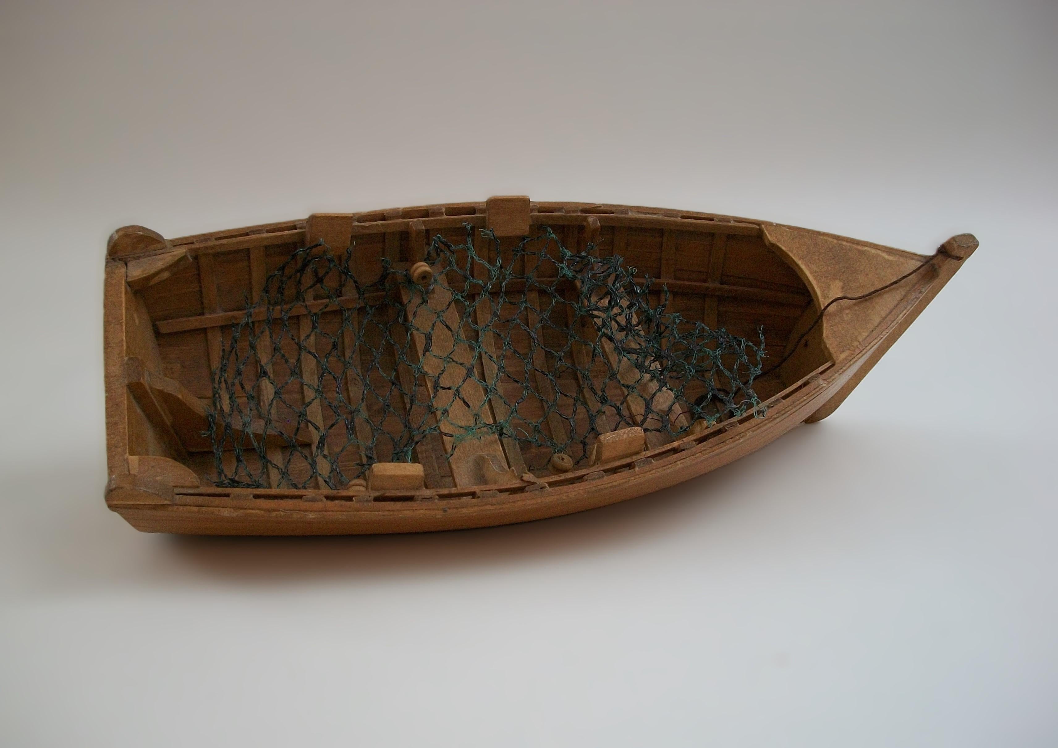 Modelo Vintage a Escala Artesanal de un Barco de Pesca - Canadá - Mediados del Siglo XX Arte popular en venta
