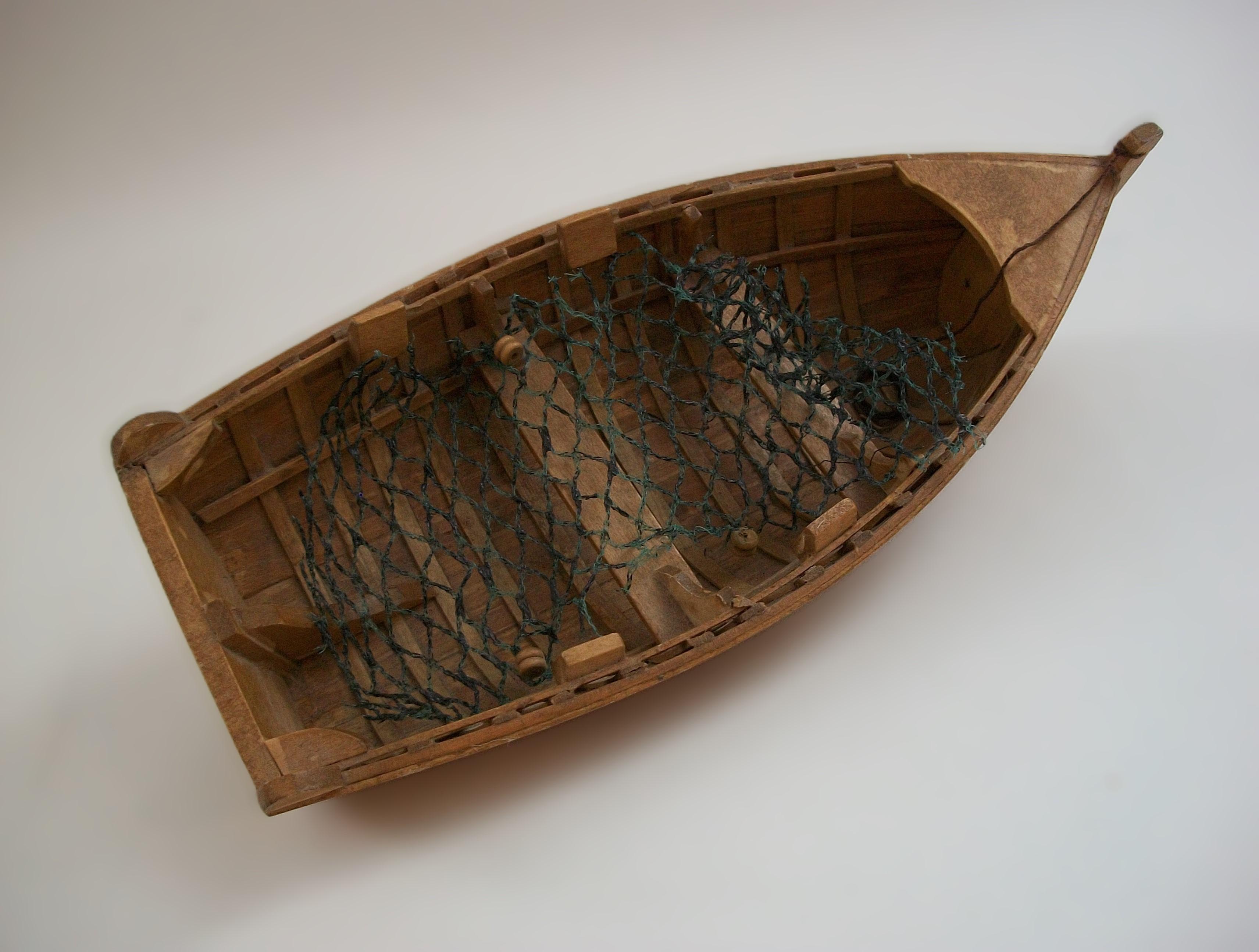 Modelo Vintage a Escala Artesanal de un Barco de Pesca - Canadá - Mediados del Siglo XX Canadiense en venta