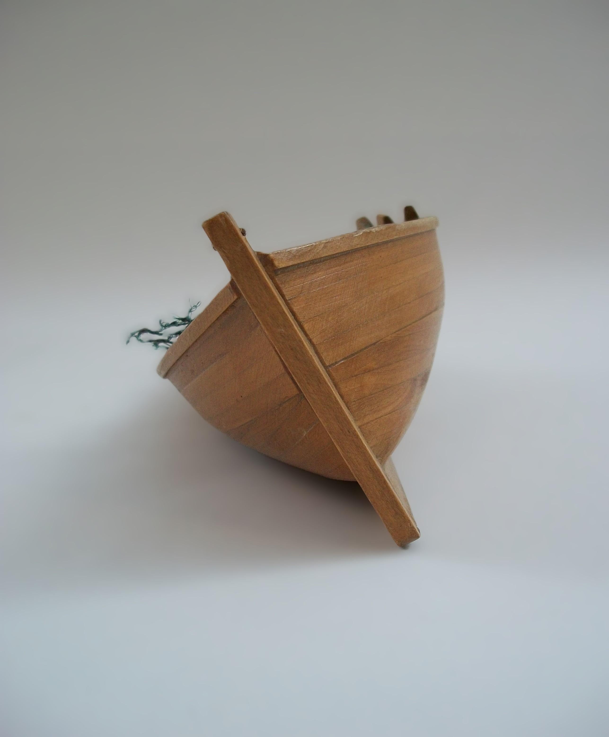 Modelo Vintage a Escala Artesanal de un Barco de Pesca - Canadá - Mediados del Siglo XX en Bueno estado para la venta en Chatham, ON