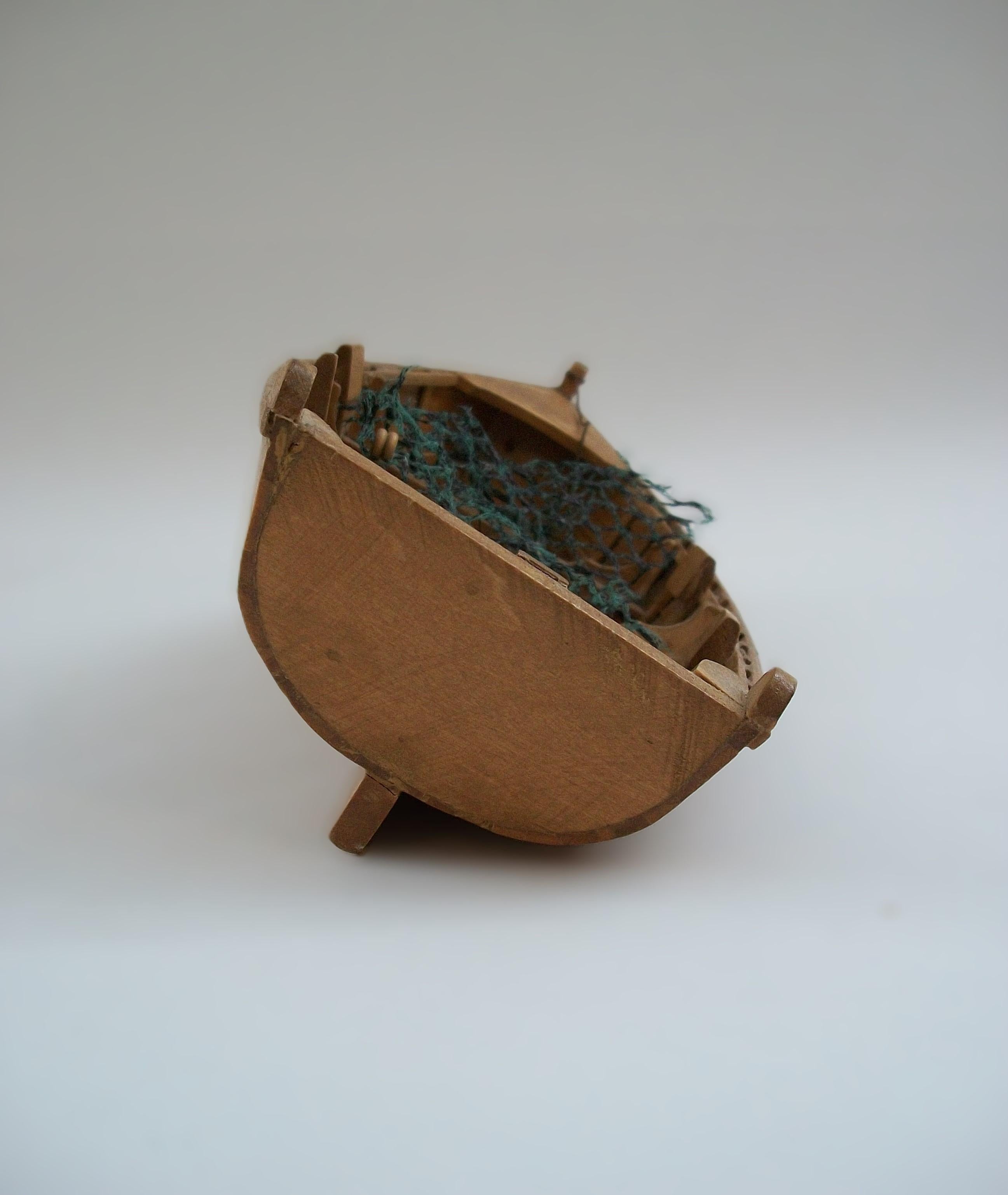 Modelo Vintage a Escala Artesanal de un Barco de Pesca - Canadá - Mediados del Siglo XX siglo XX en venta