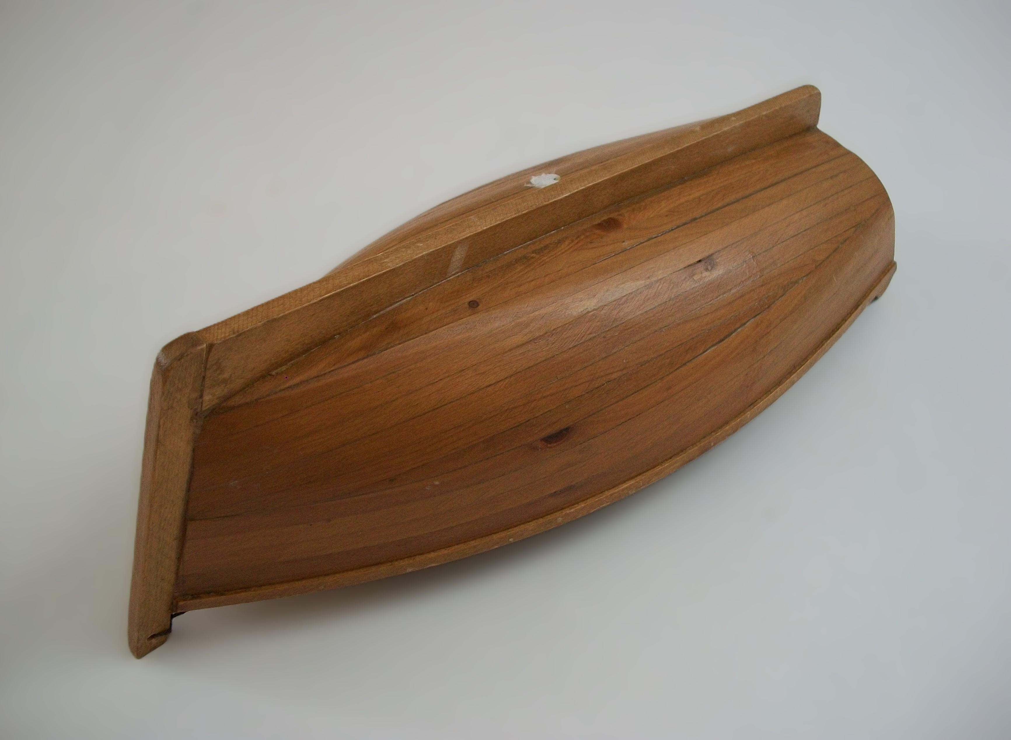 Modelo Vintage a Escala Artesanal de un Barco de Pesca - Canadá - Mediados del Siglo XX Madera en venta