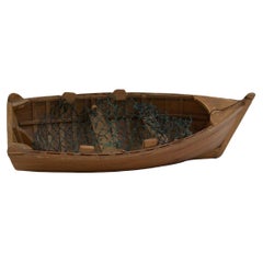 Modelo Vintage a Escala Artesanal de un Barco de Pesca - Canadá - Mediados del Siglo XX