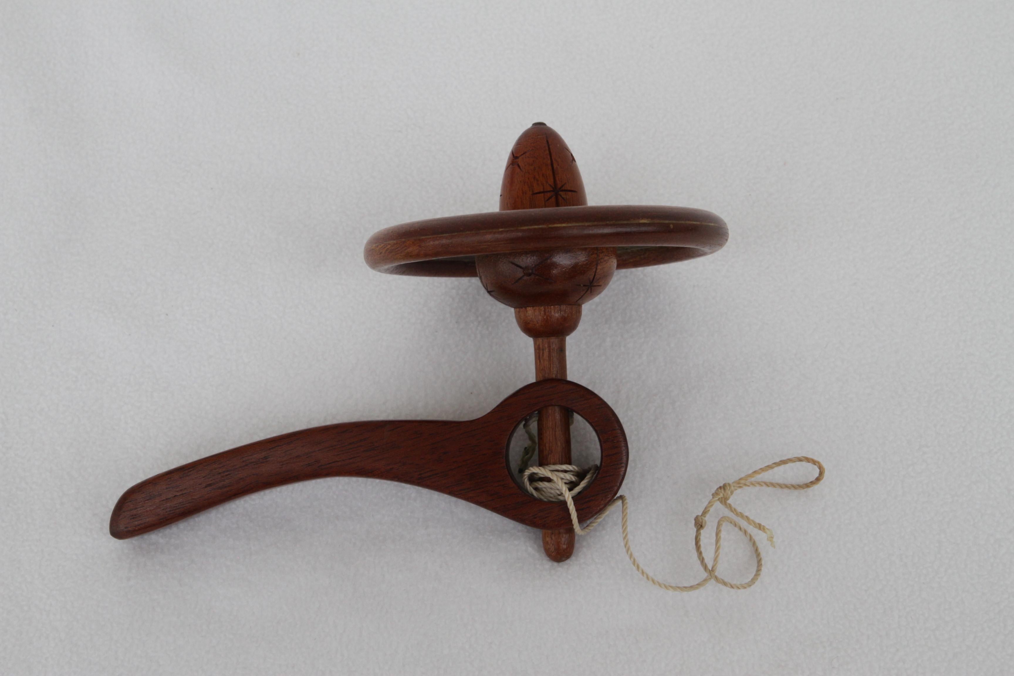 Vintage Hand Cranked Wooden Toy w Pull String For Sale 1