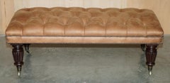 PIEDS D'APPUI EN CUIR MARRON TEINT A LA MAIN EXTRA-LARGE CHESTERFIELD TUFTED