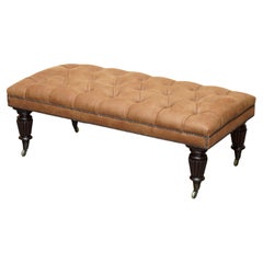 PIEDS D'APPUI EN CUIR MARRON TEINT A LA MAIN EXTRA-LARGE CHESTERFIELD TUFTED
