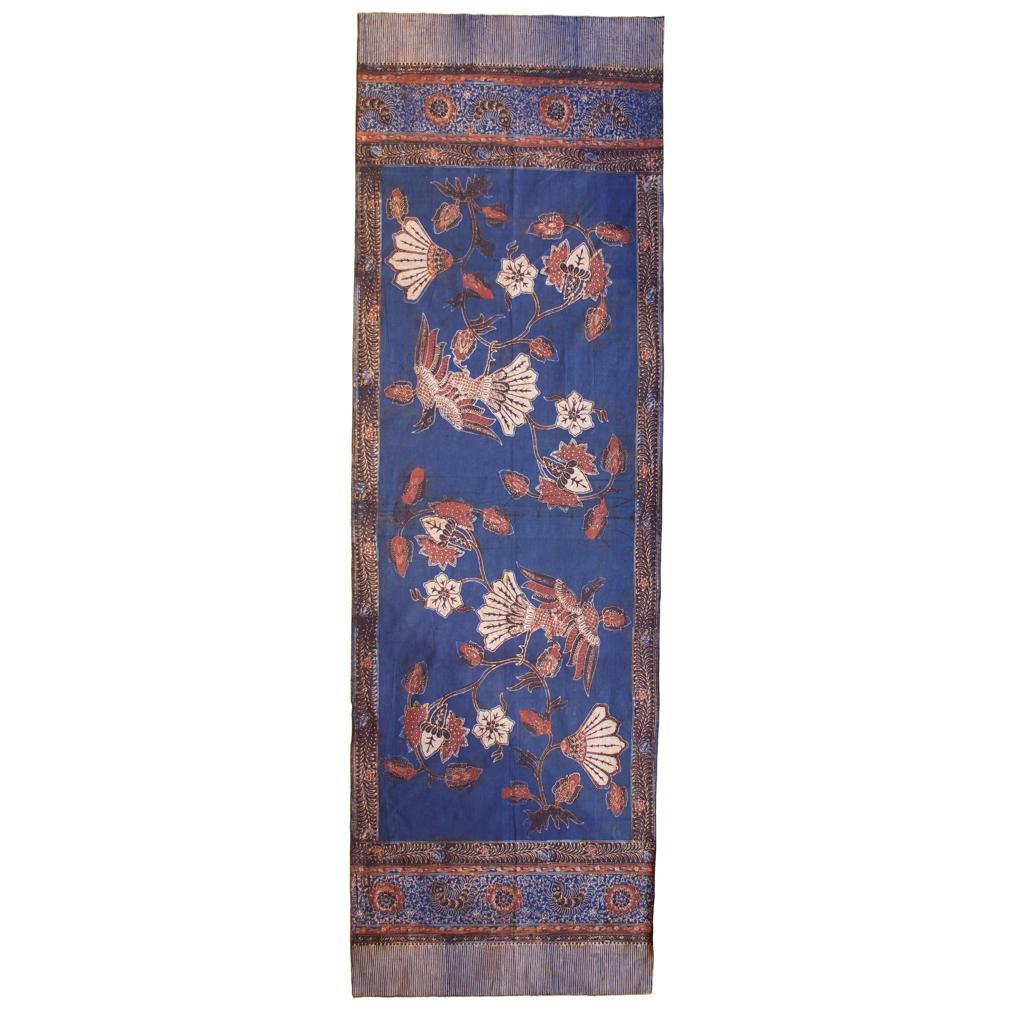 Vintage Batik Slendang (Selendang) in cotone tinto a mano, Java. Un pezzo di tessuto di cotone usato come panno per le spalle, tinto a mano in tre colori: marrone ruggine, indaco e blu scuro e dipinto su un disegno a cera creato da un canting